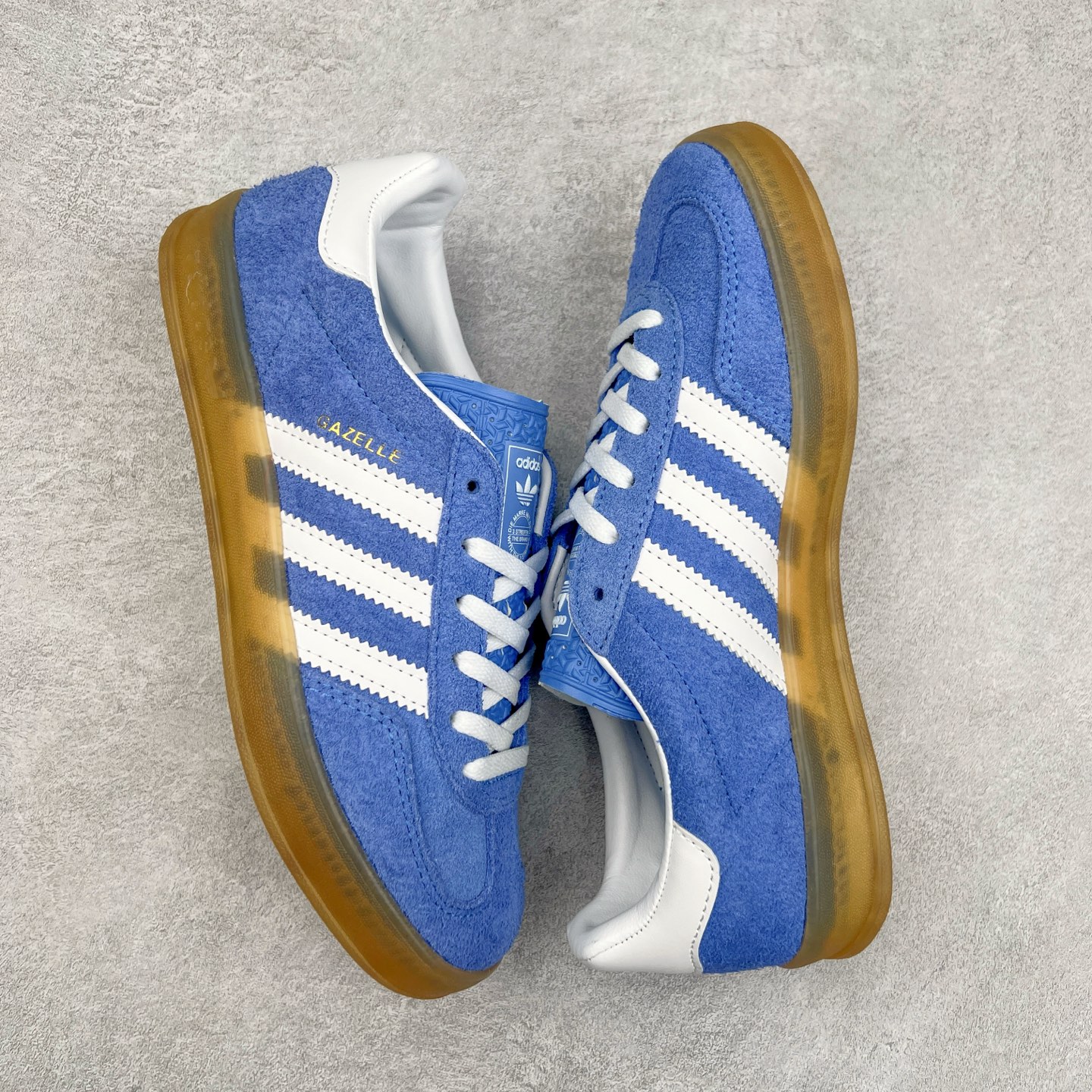 图片[3]-＃纯原福利 AD Original Gazelle Indoor Trainers 瞪羚室内鞋系列低帮复古百搭休闲运动德训风板鞋 高端零售特供批次 原厂定制长毛翻毛皮组合环保纤维革鞋面材质 内置环保海玻璃鞋垫 外置RB橡胶大底 产品品控稳定性领先行业 原厂全套原楦原纸板冲刀磨具开发 原厂皮料加持 原厂港宝加持定型后跟R度完美 将复古进行到底 简约流畅 三十年不变经典 这款Gazelle运动鞋 无论面料、配色、质感或设计 都只在重现其1991年原款的经典 皮革鞋面 撞色三条纹和鞋跟标的设计 力求呈现90年代的经典复古风潮 Samba火热的同时 也带动了其它的复古鞋型 Gazelle便是其中一只 Gazelle Indoor拥有包边更宽的T字型鞋头 更好的保护运动员的前掌 浓浓的复古氛围感 非常适合现在流行的Cleanfit风格 尺码：36 36⅔ 37⅓ 38 38⅔ 39⅓ 40 40⅔ 41⅓ 42 42⅔ 43⅓ 44 44⅔-选品中心