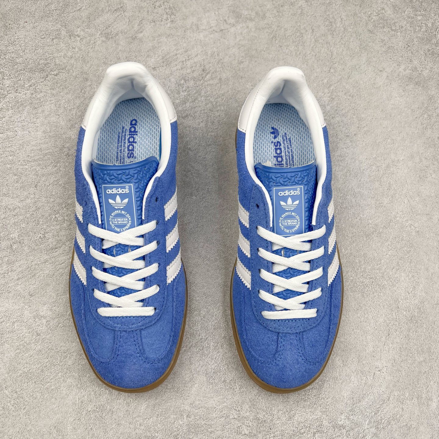 图片[2]-＃纯原福利 AD Original Gazelle Indoor Trainers 瞪羚室内鞋系列低帮复古百搭休闲运动德训风板鞋 高端零售特供批次 原厂定制长毛翻毛皮组合环保纤维革鞋面材质 内置环保海玻璃鞋垫 外置RB橡胶大底 产品品控稳定性领先行业 原厂全套原楦原纸板冲刀磨具开发 原厂皮料加持 原厂港宝加持定型后跟R度完美 将复古进行到底 简约流畅 三十年不变经典 这款Gazelle运动鞋 无论面料、配色、质感或设计 都只在重现其1991年原款的经典 皮革鞋面 撞色三条纹和鞋跟标的设计 力求呈现90年代的经典复古风潮 Samba火热的同时 也带动了其它的复古鞋型 Gazelle便是其中一只 Gazelle Indoor拥有包边更宽的T字型鞋头 更好的保护运动员的前掌 浓浓的复古氛围感 非常适合现在流行的Cleanfit风格 尺码：36 36⅔ 37⅓ 38 38⅔ 39⅓ 40 40⅔ 41⅓ 42 42⅔ 43⅓ 44 44⅔-选品中心