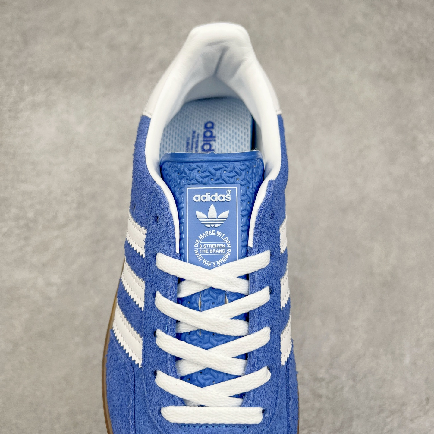 图片[5]-＃纯原福利 AD Original Gazelle Indoor Trainers 瞪羚室内鞋系列低帮复古百搭休闲运动德训风板鞋 高端零售特供批次 原厂定制长毛翻毛皮组合环保纤维革鞋面材质 内置环保海玻璃鞋垫 外置RB橡胶大底 产品品控稳定性领先行业 原厂全套原楦原纸板冲刀磨具开发 原厂皮料加持 原厂港宝加持定型后跟R度完美 将复古进行到底 简约流畅 三十年不变经典 这款Gazelle运动鞋 无论面料、配色、质感或设计 都只在重现其1991年原款的经典 皮革鞋面 撞色三条纹和鞋跟标的设计 力求呈现90年代的经典复古风潮 Samba火热的同时 也带动了其它的复古鞋型 Gazelle便是其中一只 Gazelle Indoor拥有包边更宽的T字型鞋头 更好的保护运动员的前掌 浓浓的复古氛围感 非常适合现在流行的Cleanfit风格 尺码：36 36⅔ 37⅓ 38 38⅔ 39⅓ 40 40⅔ 41⅓ 42 42⅔ 43⅓ 44 44⅔-选品中心