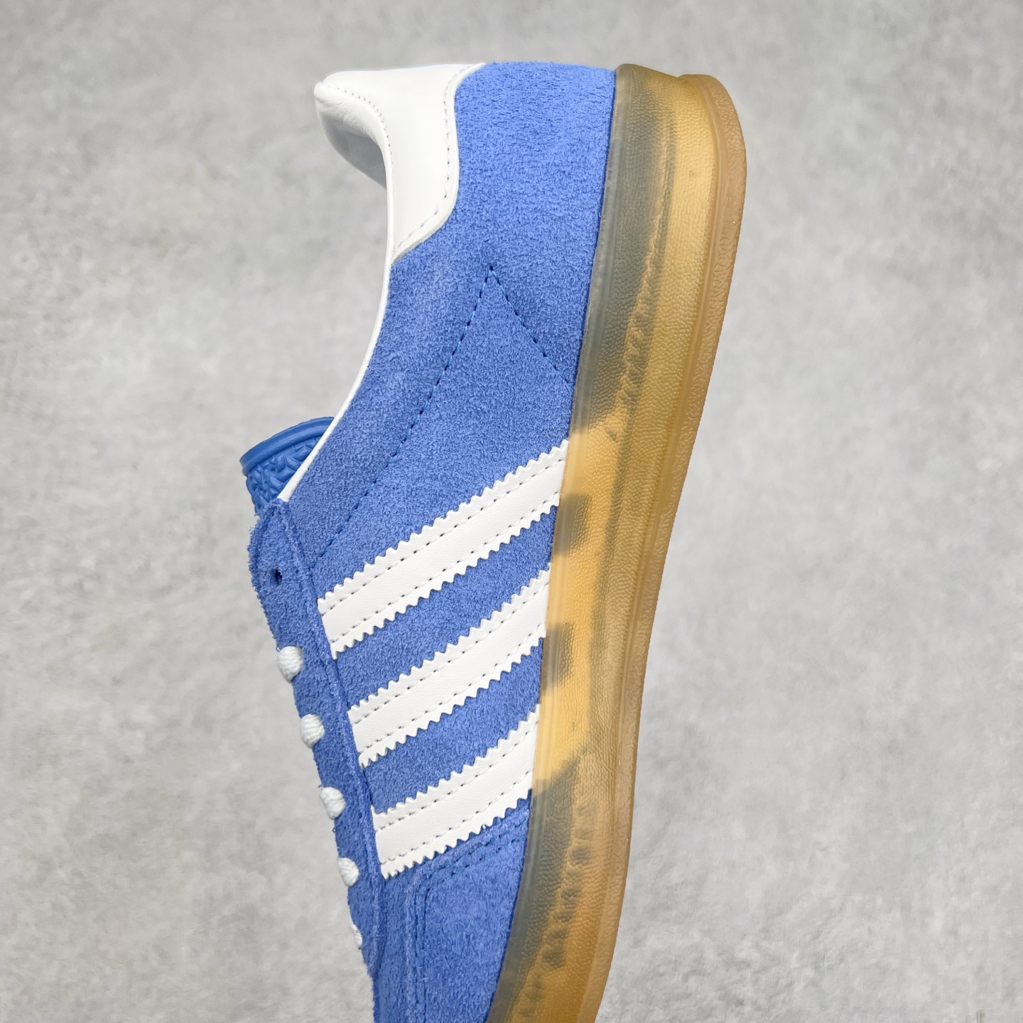 图片[7]-＃纯原福利 AD Original Gazelle Indoor Trainers 瞪羚室内鞋系列低帮复古百搭休闲运动德训风板鞋 高端零售特供批次 原厂定制长毛翻毛皮组合环保纤维革鞋面材质 内置环保海玻璃鞋垫 外置RB橡胶大底 产品品控稳定性领先行业 原厂全套原楦原纸板冲刀磨具开发 原厂皮料加持 原厂港宝加持定型后跟R度完美 将复古进行到底 简约流畅 三十年不变经典 这款Gazelle运动鞋 无论面料、配色、质感或设计 都只在重现其1991年原款的经典 皮革鞋面 撞色三条纹和鞋跟标的设计 力求呈现90年代的经典复古风潮 Samba火热的同时 也带动了其它的复古鞋型 Gazelle便是其中一只 Gazelle Indoor拥有包边更宽的T字型鞋头 更好的保护运动员的前掌 浓浓的复古氛围感 非常适合现在流行的Cleanfit风格 尺码：36 36⅔ 37⅓ 38 38⅔ 39⅓ 40 40⅔ 41⅓ 42 42⅔ 43⅓ 44 44⅔-选品中心