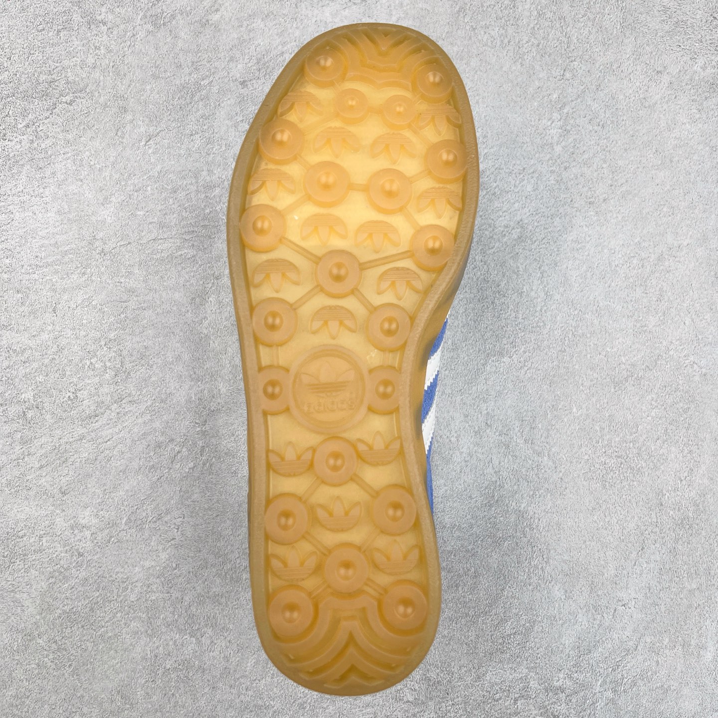 图片[9]-＃纯原福利 AD Original Gazelle Indoor Trainers 瞪羚室内鞋系列低帮复古百搭休闲运动德训风板鞋 高端零售特供批次 原厂定制长毛翻毛皮组合环保纤维革鞋面材质 内置环保海玻璃鞋垫 外置RB橡胶大底 产品品控稳定性领先行业 原厂全套原楦原纸板冲刀磨具开发 原厂皮料加持 原厂港宝加持定型后跟R度完美 将复古进行到底 简约流畅 三十年不变经典 这款Gazelle运动鞋 无论面料、配色、质感或设计 都只在重现其1991年原款的经典 皮革鞋面 撞色三条纹和鞋跟标的设计 力求呈现90年代的经典复古风潮 Samba火热的同时 也带动了其它的复古鞋型 Gazelle便是其中一只 Gazelle Indoor拥有包边更宽的T字型鞋头 更好的保护运动员的前掌 浓浓的复古氛围感 非常适合现在流行的Cleanfit风格 尺码：36 36⅔ 37⅓ 38 38⅔ 39⅓ 40 40⅔ 41⅓ 42 42⅔ 43⅓ 44 44⅔-选品中心