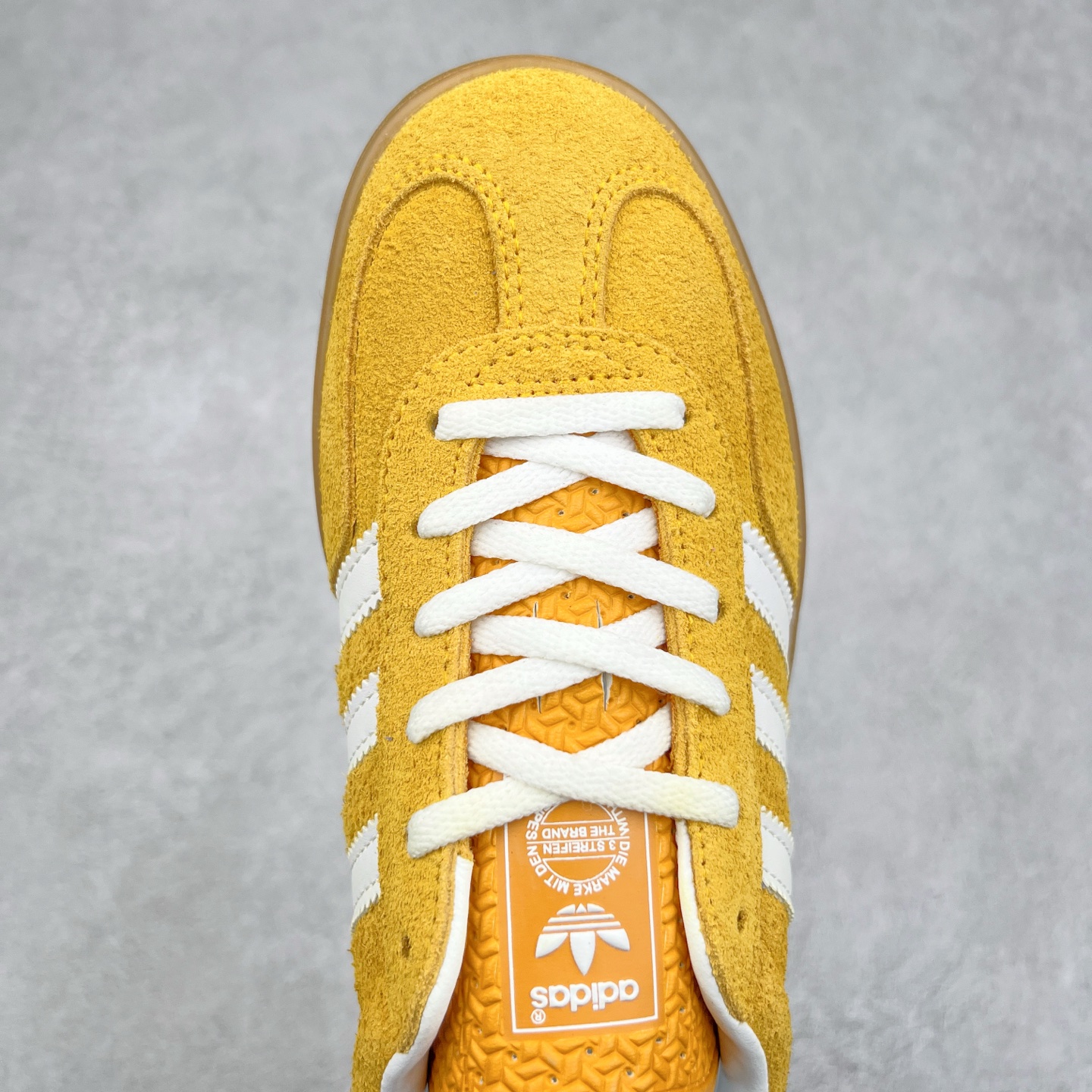 图片[4]-＃纯原福利 AD Original Gazelle Indoor Trainers 瞪羚室内鞋系列低帮复古百搭休闲运动德训风板鞋 高端零售特供批次 原厂定制长毛翻毛皮组合环保纤维革鞋面材质 内置环保海玻璃鞋垫 外置RB橡胶大底 产品品控稳定性领先行业 原厂全套原楦原纸板冲刀磨具开发 原厂皮料加持 原厂港宝加持定型后跟R度完美 将复古进行到底 简约流畅 三十年不变经典 这款Gazelle运动鞋 无论面料、配色、质感或设计 都只在重现其1991年原款的经典 皮革鞋面 撞色三条纹和鞋跟标的设计 力求呈现90年代的经典复古风潮 Samba火热的同时 也带动了其它的复古鞋型 Gazelle便是其中一只 Gazelle Indoor拥有包边更宽的T字型鞋头 更好的保护运动员的前掌 浓浓的复古氛围感 非常适合现在流行的Cleanfit风格 尺码：36 36⅔ 37⅓ 38 38⅔ 39⅓ 40 40⅔ 41⅓ 42 42⅔ 43⅓ 44 44⅔-选品中心