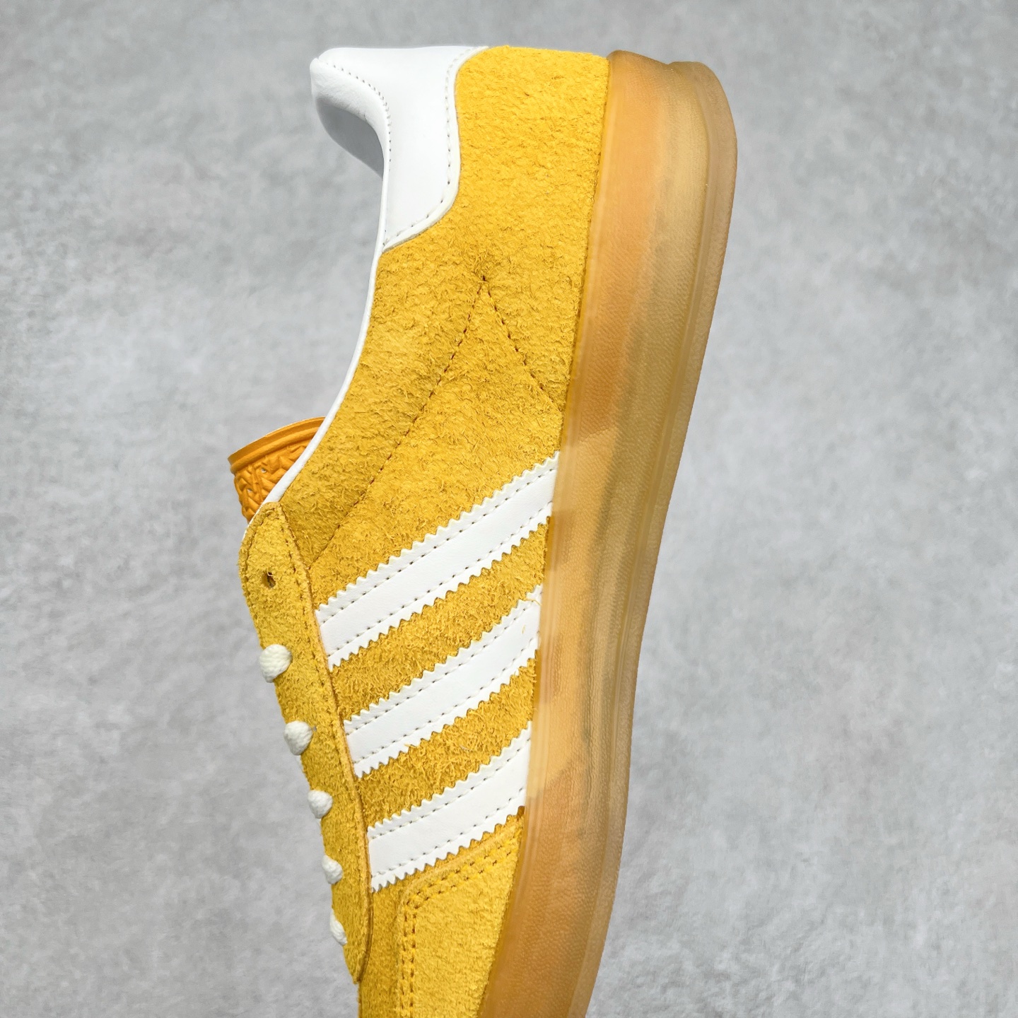 图片[7]-＃纯原福利 AD Original Gazelle Indoor Trainers 瞪羚室内鞋系列低帮复古百搭休闲运动德训风板鞋 高端零售特供批次 原厂定制长毛翻毛皮组合环保纤维革鞋面材质 内置环保海玻璃鞋垫 外置RB橡胶大底 产品品控稳定性领先行业 原厂全套原楦原纸板冲刀磨具开发 原厂皮料加持 原厂港宝加持定型后跟R度完美 将复古进行到底 简约流畅 三十年不变经典 这款Gazelle运动鞋 无论面料、配色、质感或设计 都只在重现其1991年原款的经典 皮革鞋面 撞色三条纹和鞋跟标的设计 力求呈现90年代的经典复古风潮 Samba火热的同时 也带动了其它的复古鞋型 Gazelle便是其中一只 Gazelle Indoor拥有包边更宽的T字型鞋头 更好的保护运动员的前掌 浓浓的复古氛围感 非常适合现在流行的Cleanfit风格 尺码：36 36⅔ 37⅓ 38 38⅔ 39⅓ 40 40⅔ 41⅓ 42 42⅔ 43⅓ 44 44⅔-选品中心