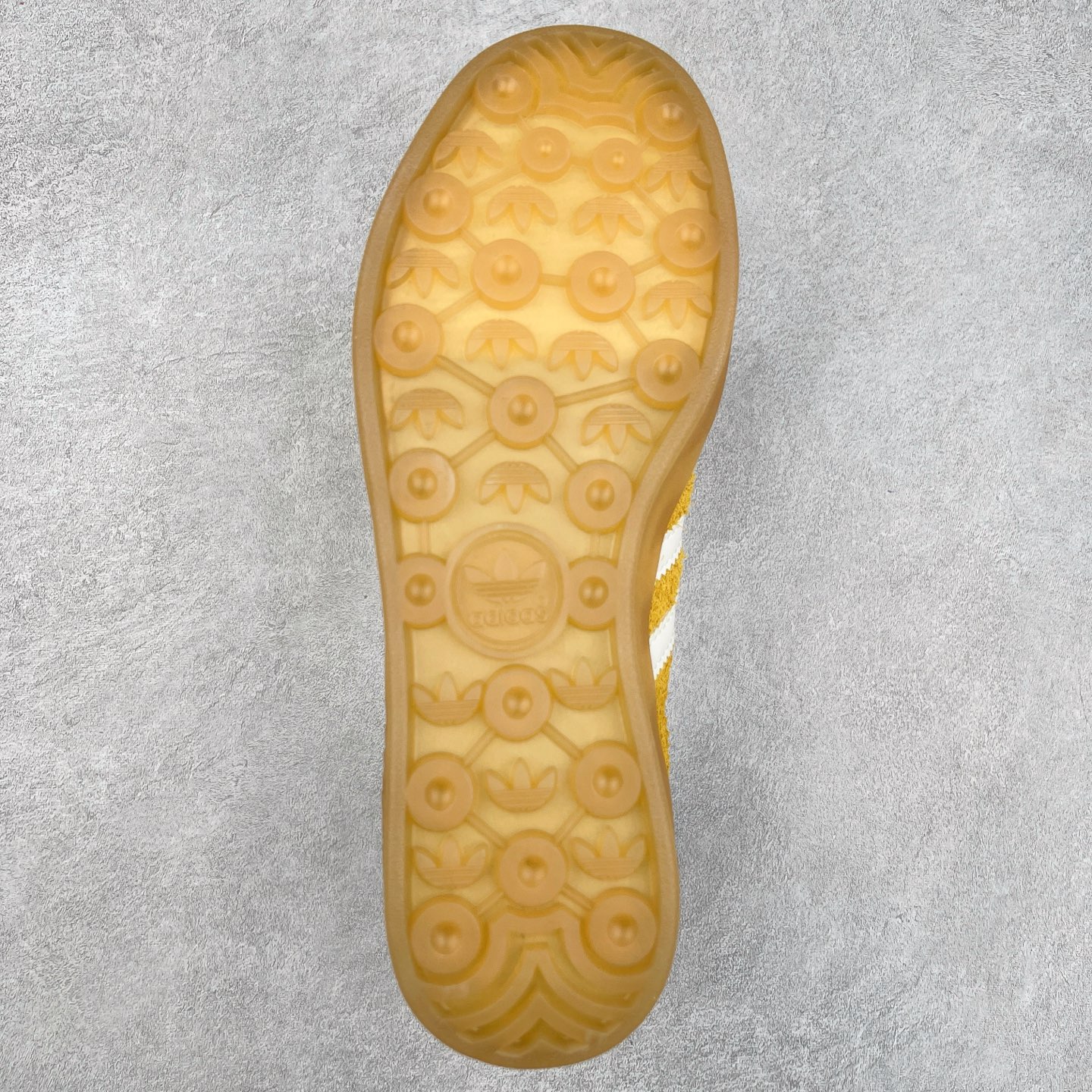 图片[9]-＃纯原福利 AD Original Gazelle Indoor Trainers 瞪羚室内鞋系列低帮复古百搭休闲运动德训风板鞋 高端零售特供批次 原厂定制长毛翻毛皮组合环保纤维革鞋面材质 内置环保海玻璃鞋垫 外置RB橡胶大底 产品品控稳定性领先行业 原厂全套原楦原纸板冲刀磨具开发 原厂皮料加持 原厂港宝加持定型后跟R度完美 将复古进行到底 简约流畅 三十年不变经典 这款Gazelle运动鞋 无论面料、配色、质感或设计 都只在重现其1991年原款的经典 皮革鞋面 撞色三条纹和鞋跟标的设计 力求呈现90年代的经典复古风潮 Samba火热的同时 也带动了其它的复古鞋型 Gazelle便是其中一只 Gazelle Indoor拥有包边更宽的T字型鞋头 更好的保护运动员的前掌 浓浓的复古氛围感 非常适合现在流行的Cleanfit风格 尺码：36 36⅔ 37⅓ 38 38⅔ 39⅓ 40 40⅔ 41⅓ 42 42⅔ 43⅓ 44 44⅔-选品中心