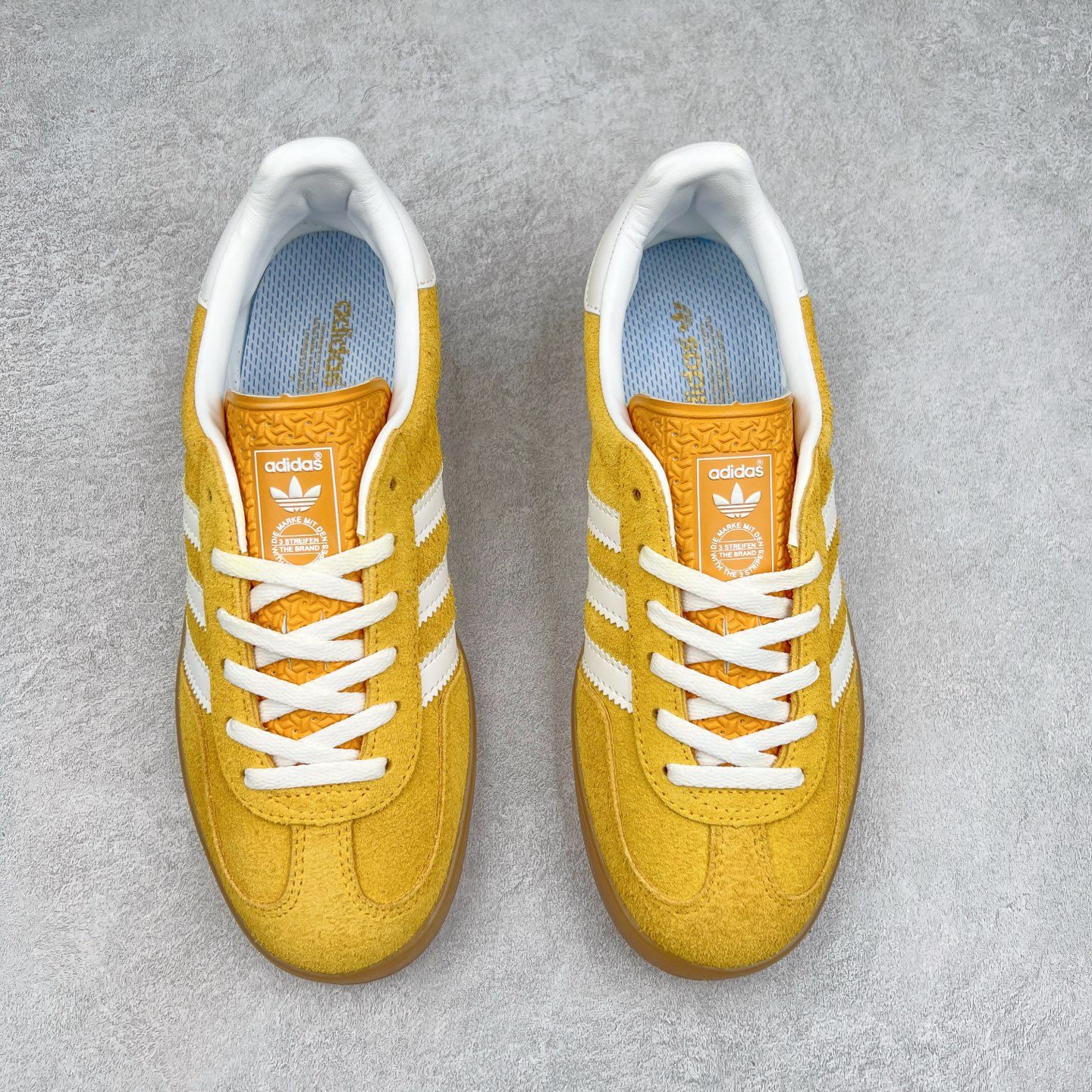 图片[2]-＃纯原福利 AD Original Gazelle Indoor Trainers 瞪羚室内鞋系列低帮复古百搭休闲运动德训风板鞋 高端零售特供批次 原厂定制长毛翻毛皮组合环保纤维革鞋面材质 内置环保海玻璃鞋垫 外置RB橡胶大底 产品品控稳定性领先行业 原厂全套原楦原纸板冲刀磨具开发 原厂皮料加持 原厂港宝加持定型后跟R度完美 将复古进行到底 简约流畅 三十年不变经典 这款Gazelle运动鞋 无论面料、配色、质感或设计 都只在重现其1991年原款的经典 皮革鞋面 撞色三条纹和鞋跟标的设计 力求呈现90年代的经典复古风潮 Samba火热的同时 也带动了其它的复古鞋型 Gazelle便是其中一只 Gazelle Indoor拥有包边更宽的T字型鞋头 更好的保护运动员的前掌 浓浓的复古氛围感 非常适合现在流行的Cleanfit风格 尺码：36 36⅔ 37⅓ 38 38⅔ 39⅓ 40 40⅔ 41⅓ 42 42⅔ 43⅓ 44 44⅔-选品中心