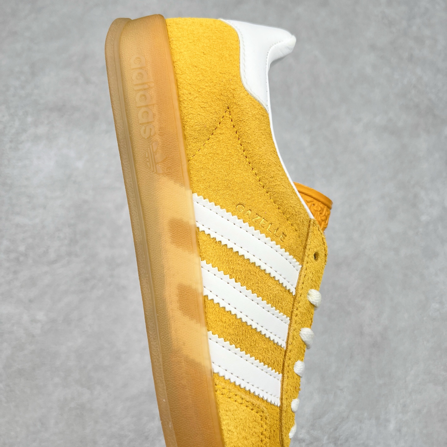 图片[6]-＃纯原福利 AD Original Gazelle Indoor Trainers 瞪羚室内鞋系列低帮复古百搭休闲运动德训风板鞋 高端零售特供批次 原厂定制长毛翻毛皮组合环保纤维革鞋面材质 内置环保海玻璃鞋垫 外置RB橡胶大底 产品品控稳定性领先行业 原厂全套原楦原纸板冲刀磨具开发 原厂皮料加持 原厂港宝加持定型后跟R度完美 将复古进行到底 简约流畅 三十年不变经典 这款Gazelle运动鞋 无论面料、配色、质感或设计 都只在重现其1991年原款的经典 皮革鞋面 撞色三条纹和鞋跟标的设计 力求呈现90年代的经典复古风潮 Samba火热的同时 也带动了其它的复古鞋型 Gazelle便是其中一只 Gazelle Indoor拥有包边更宽的T字型鞋头 更好的保护运动员的前掌 浓浓的复古氛围感 非常适合现在流行的Cleanfit风格 尺码：36 36⅔ 37⅓ 38 38⅔ 39⅓ 40 40⅔ 41⅓ 42 42⅔ 43⅓ 44 44⅔-选品中心