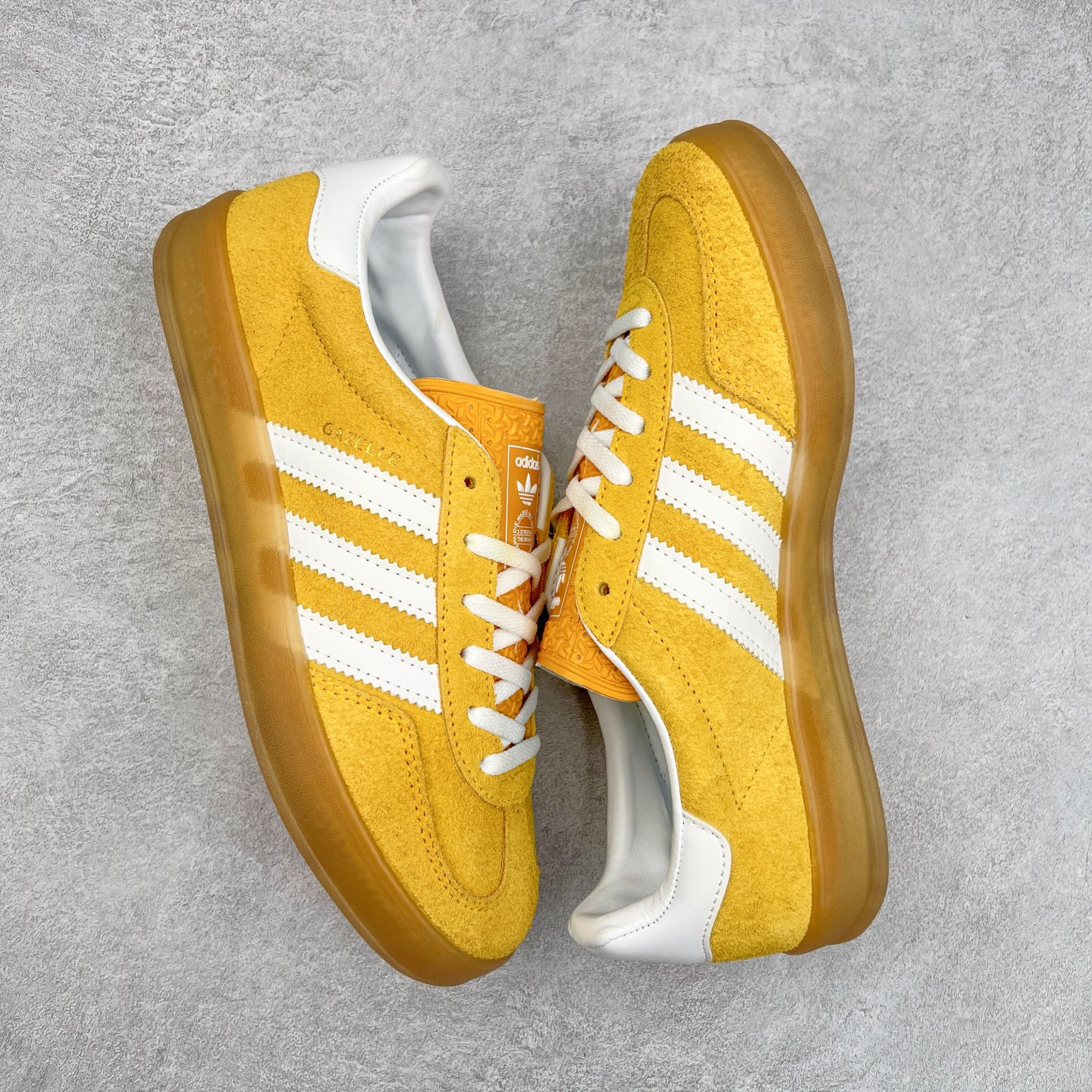 图片[3]-＃纯原福利 AD Original Gazelle Indoor Trainers 瞪羚室内鞋系列低帮复古百搭休闲运动德训风板鞋 高端零售特供批次 原厂定制长毛翻毛皮组合环保纤维革鞋面材质 内置环保海玻璃鞋垫 外置RB橡胶大底 产品品控稳定性领先行业 原厂全套原楦原纸板冲刀磨具开发 原厂皮料加持 原厂港宝加持定型后跟R度完美 将复古进行到底 简约流畅 三十年不变经典 这款Gazelle运动鞋 无论面料、配色、质感或设计 都只在重现其1991年原款的经典 皮革鞋面 撞色三条纹和鞋跟标的设计 力求呈现90年代的经典复古风潮 Samba火热的同时 也带动了其它的复古鞋型 Gazelle便是其中一只 Gazelle Indoor拥有包边更宽的T字型鞋头 更好的保护运动员的前掌 浓浓的复古氛围感 非常适合现在流行的Cleanfit风格 尺码：36 36⅔ 37⅓ 38 38⅔ 39⅓ 40 40⅔ 41⅓ 42 42⅔ 43⅓ 44 44⅔-选品中心