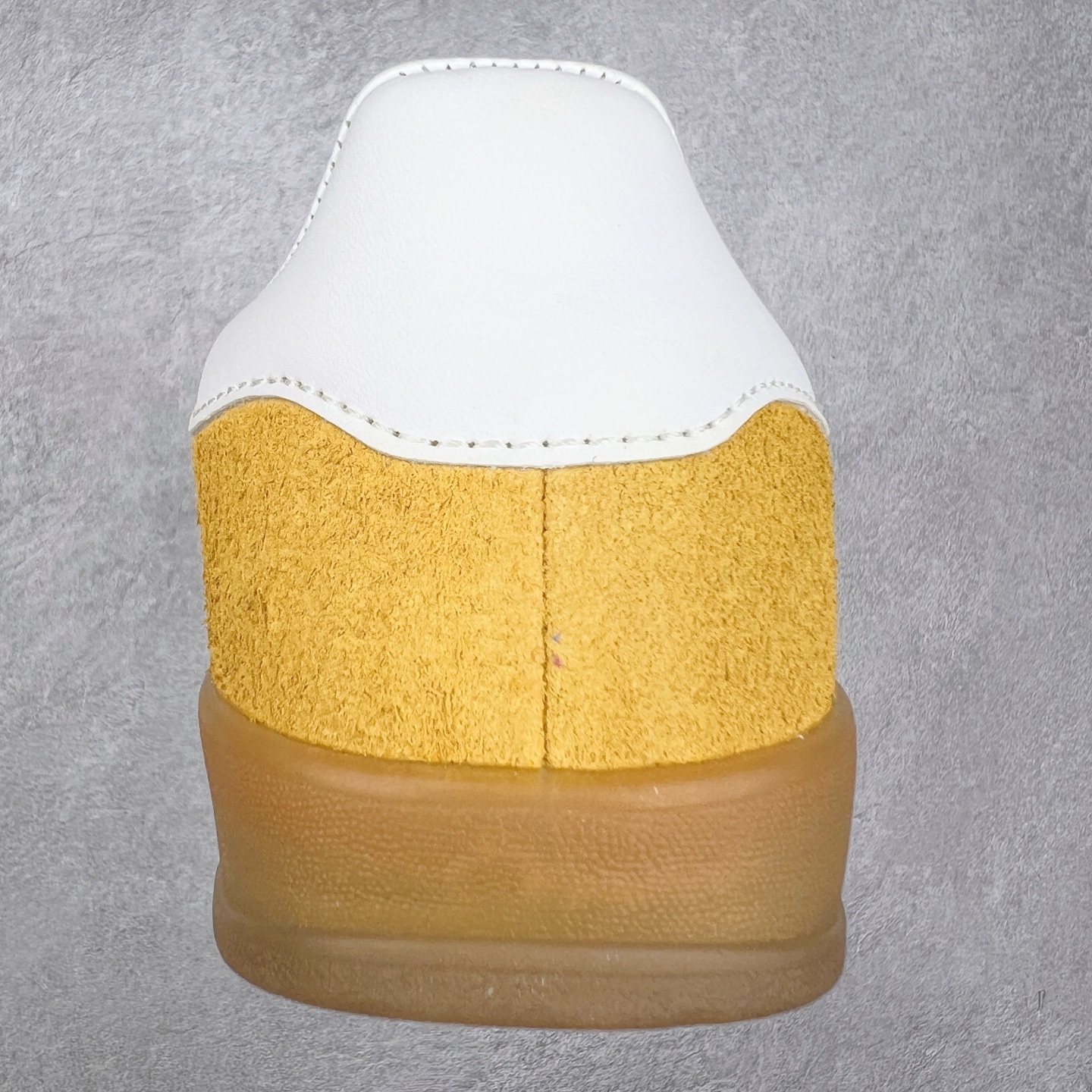 图片[8]-＃纯原福利 AD Original Gazelle Indoor Trainers 瞪羚室内鞋系列低帮复古百搭休闲运动德训风板鞋 高端零售特供批次 原厂定制长毛翻毛皮组合环保纤维革鞋面材质 内置环保海玻璃鞋垫 外置RB橡胶大底 产品品控稳定性领先行业 原厂全套原楦原纸板冲刀磨具开发 原厂皮料加持 原厂港宝加持定型后跟R度完美 将复古进行到底 简约流畅 三十年不变经典 这款Gazelle运动鞋 无论面料、配色、质感或设计 都只在重现其1991年原款的经典 皮革鞋面 撞色三条纹和鞋跟标的设计 力求呈现90年代的经典复古风潮 Samba火热的同时 也带动了其它的复古鞋型 Gazelle便是其中一只 Gazelle Indoor拥有包边更宽的T字型鞋头 更好的保护运动员的前掌 浓浓的复古氛围感 非常适合现在流行的Cleanfit风格 尺码：36 36⅔ 37⅓ 38 38⅔ 39⅓ 40 40⅔ 41⅓ 42 42⅔ 43⅓ 44 44⅔-选品中心