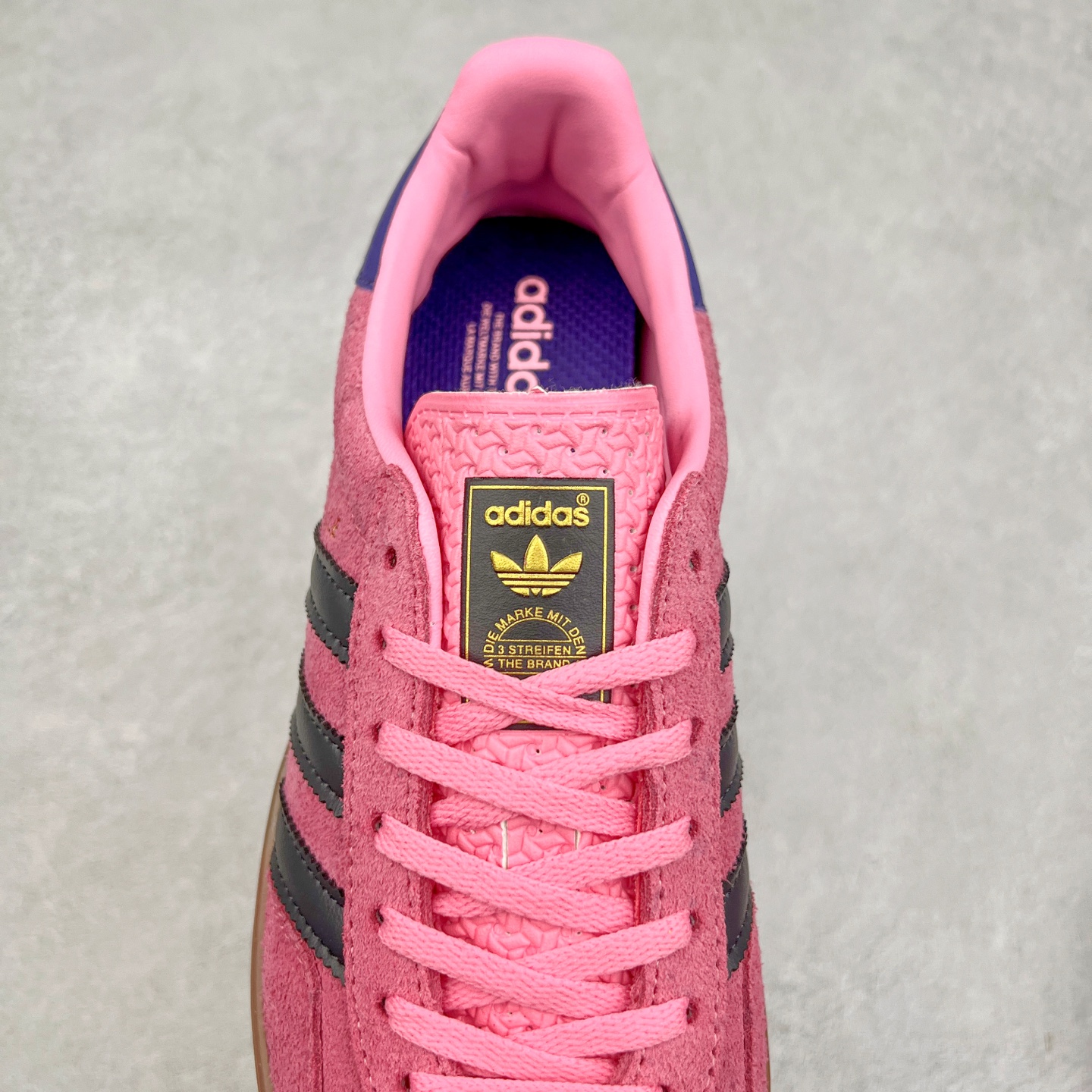 图片[5]-＃纯原福利 AD Original Gazelle Indoor Trainers 瞪羚室内鞋系列低帮复古百搭休闲运动德训风板鞋 高端零售特供批次 原厂定制长毛翻毛皮组合环保纤维革鞋面材质 内置环保海玻璃鞋垫 外置RB橡胶大底 产品品控稳定性领先行业 原厂全套原楦原纸板冲刀磨具开发 原厂皮料加持 原厂港宝加持定型后跟R度完美 将复古进行到底 简约流畅 三十年不变经典 这款Gazelle运动鞋 无论面料、配色、质感或设计 都只在重现其1991年原款的经典 皮革鞋面 撞色三条纹和鞋跟标的设计 力求呈现90年代的经典复古风潮 Samba火热的同时 也带动了其它的复古鞋型 Gazelle便是其中一只 Gazelle Indoor拥有包边更宽的T字型鞋头 更好的保护运动员的前掌 浓浓的复古氛围感 非常适合现在流行的Cleanfit风格 尺码：36 36⅔ 37⅓ 38 38⅔ 39⅓ 40 40⅔ 41⅓ 42 42⅔ 43⅓ 44 44⅔-选品中心