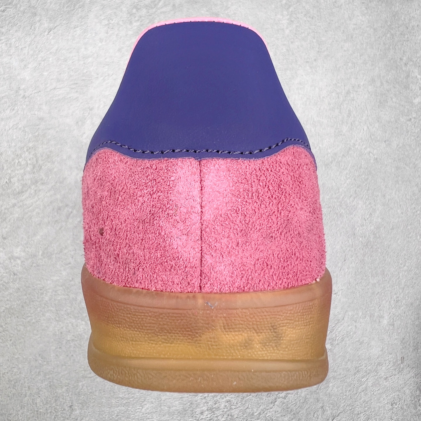 图片[8]-＃纯原福利 AD Original Gazelle Indoor Trainers 瞪羚室内鞋系列低帮复古百搭休闲运动德训风板鞋 高端零售特供批次 原厂定制长毛翻毛皮组合环保纤维革鞋面材质 内置环保海玻璃鞋垫 外置RB橡胶大底 产品品控稳定性领先行业 原厂全套原楦原纸板冲刀磨具开发 原厂皮料加持 原厂港宝加持定型后跟R度完美 将复古进行到底 简约流畅 三十年不变经典 这款Gazelle运动鞋 无论面料、配色、质感或设计 都只在重现其1991年原款的经典 皮革鞋面 撞色三条纹和鞋跟标的设计 力求呈现90年代的经典复古风潮 Samba火热的同时 也带动了其它的复古鞋型 Gazelle便是其中一只 Gazelle Indoor拥有包边更宽的T字型鞋头 更好的保护运动员的前掌 浓浓的复古氛围感 非常适合现在流行的Cleanfit风格 尺码：36 36⅔ 37⅓ 38 38⅔ 39⅓ 40 40⅔ 41⅓ 42 42⅔ 43⅓ 44 44⅔-选品中心