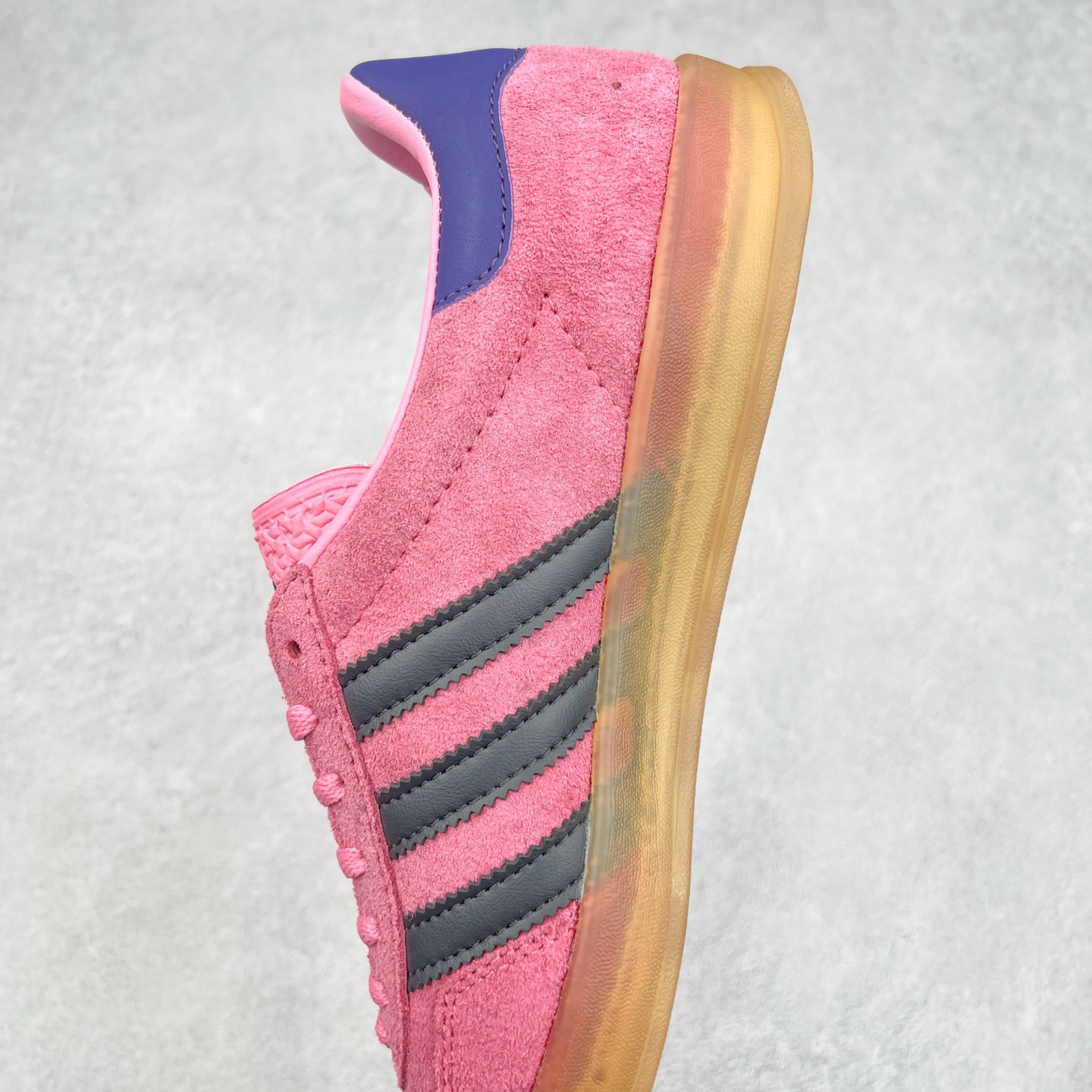 图片[7]-＃纯原福利 AD Original Gazelle Indoor Trainers 瞪羚室内鞋系列低帮复古百搭休闲运动德训风板鞋 高端零售特供批次 原厂定制长毛翻毛皮组合环保纤维革鞋面材质 内置环保海玻璃鞋垫 外置RB橡胶大底 产品品控稳定性领先行业 原厂全套原楦原纸板冲刀磨具开发 原厂皮料加持 原厂港宝加持定型后跟R度完美 将复古进行到底 简约流畅 三十年不变经典 这款Gazelle运动鞋 无论面料、配色、质感或设计 都只在重现其1991年原款的经典 皮革鞋面 撞色三条纹和鞋跟标的设计 力求呈现90年代的经典复古风潮 Samba火热的同时 也带动了其它的复古鞋型 Gazelle便是其中一只 Gazelle Indoor拥有包边更宽的T字型鞋头 更好的保护运动员的前掌 浓浓的复古氛围感 非常适合现在流行的Cleanfit风格 尺码：36 36⅔ 37⅓ 38 38⅔ 39⅓ 40 40⅔ 41⅓ 42 42⅔ 43⅓ 44 44⅔-选品中心