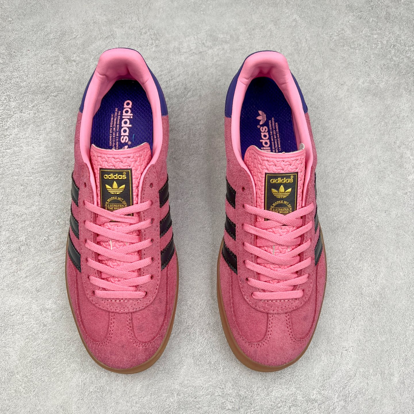 图片[2]-＃纯原福利 AD Original Gazelle Indoor Trainers 瞪羚室内鞋系列低帮复古百搭休闲运动德训风板鞋 高端零售特供批次 原厂定制长毛翻毛皮组合环保纤维革鞋面材质 内置环保海玻璃鞋垫 外置RB橡胶大底 产品品控稳定性领先行业 原厂全套原楦原纸板冲刀磨具开发 原厂皮料加持 原厂港宝加持定型后跟R度完美 将复古进行到底 简约流畅 三十年不变经典 这款Gazelle运动鞋 无论面料、配色、质感或设计 都只在重现其1991年原款的经典 皮革鞋面 撞色三条纹和鞋跟标的设计 力求呈现90年代的经典复古风潮 Samba火热的同时 也带动了其它的复古鞋型 Gazelle便是其中一只 Gazelle Indoor拥有包边更宽的T字型鞋头 更好的保护运动员的前掌 浓浓的复古氛围感 非常适合现在流行的Cleanfit风格 尺码：36 36⅔ 37⅓ 38 38⅔ 39⅓ 40 40⅔ 41⅓ 42 42⅔ 43⅓ 44 44⅔-选品中心