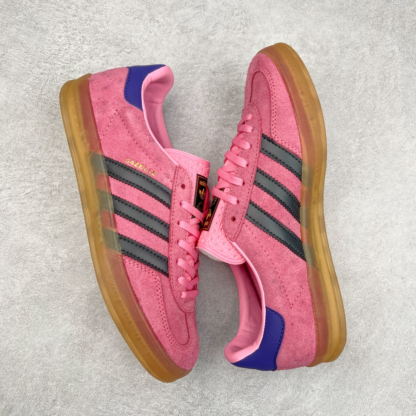 图片[3]-＃纯原福利 AD Original Gazelle Indoor Trainers 瞪羚室内鞋系列低帮复古百搭休闲运动德训风板鞋 高端零售特供批次 原厂定制长毛翻毛皮组合环保纤维革鞋面材质 内置环保海玻璃鞋垫 外置RB橡胶大底 产品品控稳定性领先行业 原厂全套原楦原纸板冲刀磨具开发 原厂皮料加持 原厂港宝加持定型后跟R度完美 将复古进行到底 简约流畅 三十年不变经典 这款Gazelle运动鞋 无论面料、配色、质感或设计 都只在重现其1991年原款的经典 皮革鞋面 撞色三条纹和鞋跟标的设计 力求呈现90年代的经典复古风潮 Samba火热的同时 也带动了其它的复古鞋型 Gazelle便是其中一只 Gazelle Indoor拥有包边更宽的T字型鞋头 更好的保护运动员的前掌 浓浓的复古氛围感 非常适合现在流行的Cleanfit风格 尺码：36 36⅔ 37⅓ 38 38⅔ 39⅓ 40 40⅔ 41⅓ 42 42⅔ 43⅓ 44 44⅔-选品中心