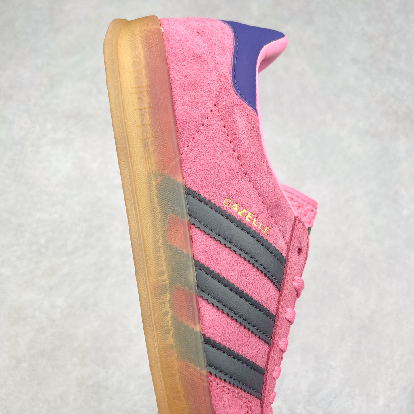 图片[6]-＃纯原福利 AD Original Gazelle Indoor Trainers 瞪羚室内鞋系列低帮复古百搭休闲运动德训风板鞋 高端零售特供批次 原厂定制长毛翻毛皮组合环保纤维革鞋面材质 内置环保海玻璃鞋垫 外置RB橡胶大底 产品品控稳定性领先行业 原厂全套原楦原纸板冲刀磨具开发 原厂皮料加持 原厂港宝加持定型后跟R度完美 将复古进行到底 简约流畅 三十年不变经典 这款Gazelle运动鞋 无论面料、配色、质感或设计 都只在重现其1991年原款的经典 皮革鞋面 撞色三条纹和鞋跟标的设计 力求呈现90年代的经典复古风潮 Samba火热的同时 也带动了其它的复古鞋型 Gazelle便是其中一只 Gazelle Indoor拥有包边更宽的T字型鞋头 更好的保护运动员的前掌 浓浓的复古氛围感 非常适合现在流行的Cleanfit风格 尺码：36 36⅔ 37⅓ 38 38⅔ 39⅓ 40 40⅔ 41⅓ 42 42⅔ 43⅓ 44 44⅔-选品中心