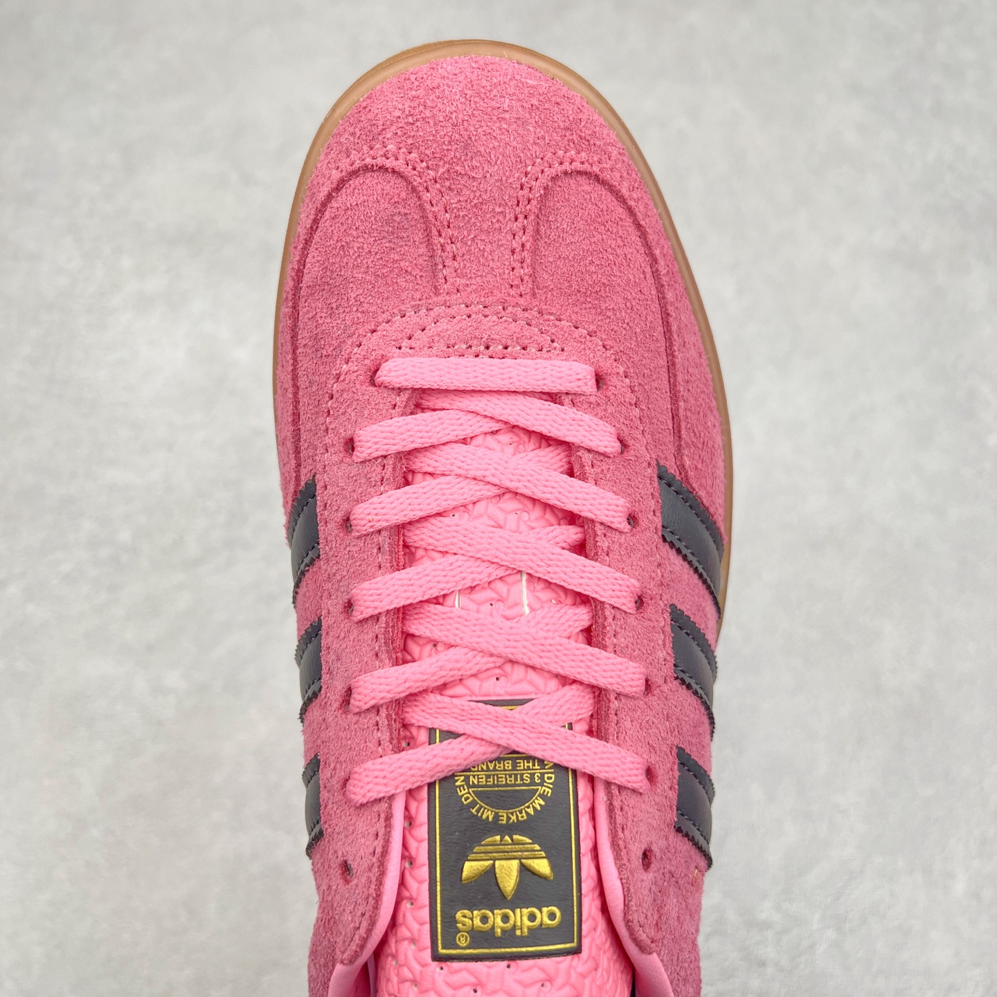 图片[4]-＃纯原福利 AD Original Gazelle Indoor Trainers 瞪羚室内鞋系列低帮复古百搭休闲运动德训风板鞋 高端零售特供批次 原厂定制长毛翻毛皮组合环保纤维革鞋面材质 内置环保海玻璃鞋垫 外置RB橡胶大底 产品品控稳定性领先行业 原厂全套原楦原纸板冲刀磨具开发 原厂皮料加持 原厂港宝加持定型后跟R度完美 将复古进行到底 简约流畅 三十年不变经典 这款Gazelle运动鞋 无论面料、配色、质感或设计 都只在重现其1991年原款的经典 皮革鞋面 撞色三条纹和鞋跟标的设计 力求呈现90年代的经典复古风潮 Samba火热的同时 也带动了其它的复古鞋型 Gazelle便是其中一只 Gazelle Indoor拥有包边更宽的T字型鞋头 更好的保护运动员的前掌 浓浓的复古氛围感 非常适合现在流行的Cleanfit风格 尺码：36 36⅔ 37⅓ 38 38⅔ 39⅓ 40 40⅔ 41⅓ 42 42⅔ 43⅓ 44 44⅔-选品中心