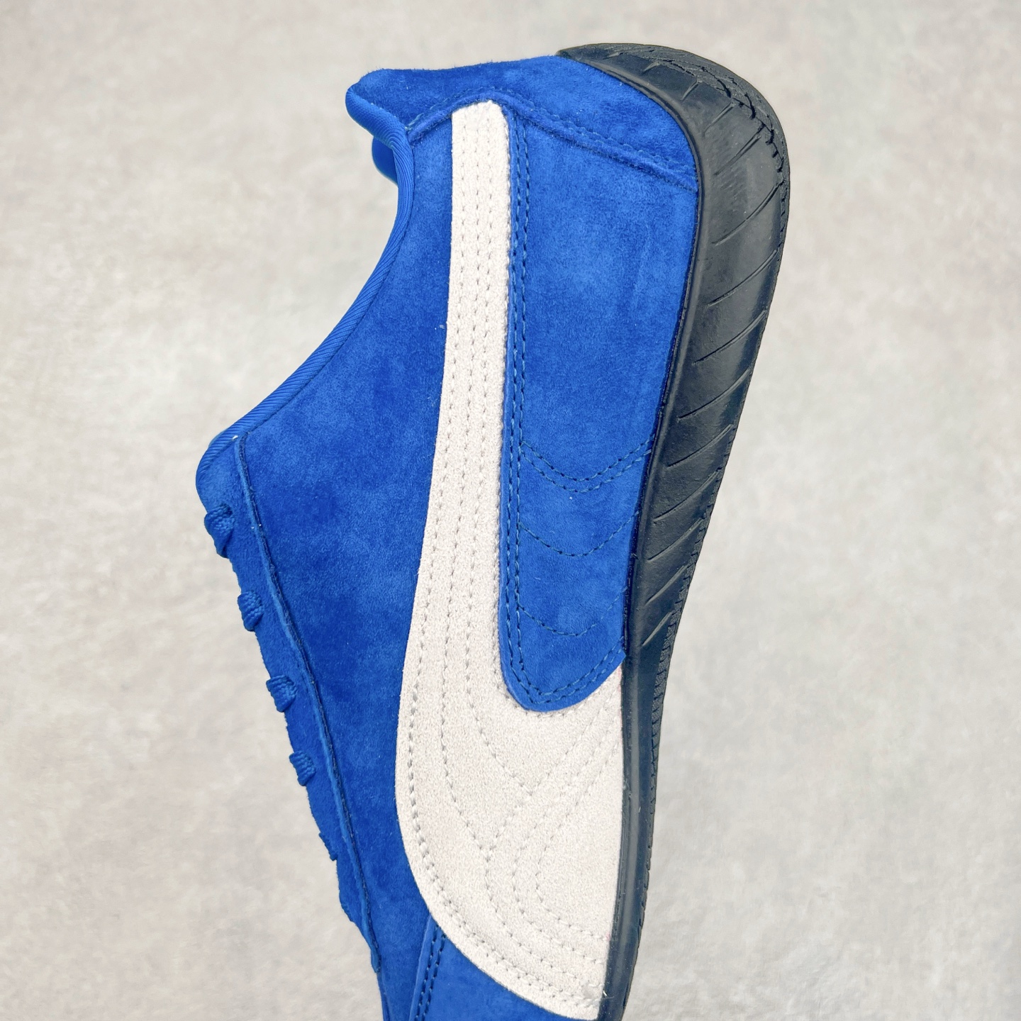 图片[7]-＃TG特价福利 PUMA Speedca OG 彪马极速赛车系列低帮德训风拼接复古百搭休闲运动赛车鞋 鞋款从80、90年代赛车手所穿的防火赛车鞋为原型，鞋身线条模仿了赛车的流线廓形，体现了空气动力学原理的结构。简约流畅的外观，恰好又和贯穿其中的Formstrip Logo融合恰到好处，视觉上细节丰富且协调。本次Speedcat OG鞋款归来，最大看点自然式保留了窄版鞋型以及薄底构造。这两年各品牌鞋底越做越厚，Speedcat反其道而行之，上脚几乎无鞋底的效果带来耳目一新的视觉体验。鞋面依旧是以质感细腻的麂皮材质打造，并且大面积近乎全包裹的使用，复古味道也愈发浓烈。配色上更是将最原始的黑色和红色带回，向F1赛车队的标志性队服致敬。相信让各位一眼种草的更多是出挑的大红色，上脚即可瞬间点亮整体造型，在以球鞋为核心的OOTD中脱颖而出。而另一款黑色则是低调的万金油，彰显新潮个性的同时又不喧宾夺主，也是热爱简约系穿搭朋友的首选。 尺码：35.5 36 37 37.5 38 38.5 39 40 40.5 41 42 42.5 43 44 44.5 45-选品中心