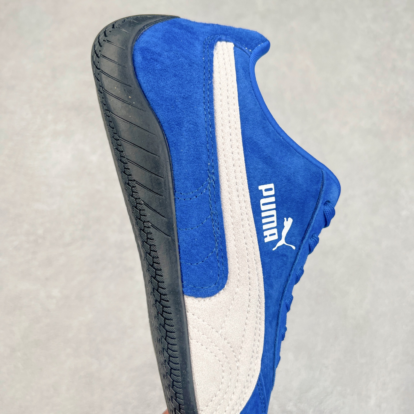 图片[6]-＃TG特价福利 PUMA Speedca OG 彪马极速赛车系列低帮德训风拼接复古百搭休闲运动赛车鞋 鞋款从80、90年代赛车手所穿的防火赛车鞋为原型，鞋身线条模仿了赛车的流线廓形，体现了空气动力学原理的结构。简约流畅的外观，恰好又和贯穿其中的Formstrip Logo融合恰到好处，视觉上细节丰富且协调。本次Speedcat OG鞋款归来，最大看点自然式保留了窄版鞋型以及薄底构造。这两年各品牌鞋底越做越厚，Speedcat反其道而行之，上脚几乎无鞋底的效果带来耳目一新的视觉体验。鞋面依旧是以质感细腻的麂皮材质打造，并且大面积近乎全包裹的使用，复古味道也愈发浓烈。配色上更是将最原始的黑色和红色带回，向F1赛车队的标志性队服致敬。相信让各位一眼种草的更多是出挑的大红色，上脚即可瞬间点亮整体造型，在以球鞋为核心的OOTD中脱颖而出。而另一款黑色则是低调的万金油，彰显新潮个性的同时又不喧宾夺主，也是热爱简约系穿搭朋友的首选。 尺码：35.5 36 37 37.5 38 38.5 39 40 40.5 41 42 42.5 43 44 44.5 45-选品中心