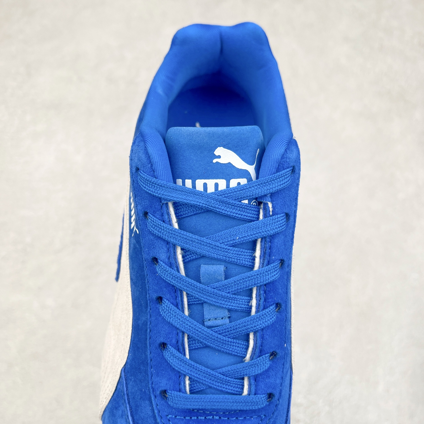 图片[5]-＃TG特价福利 PUMA Speedca OG 彪马极速赛车系列低帮德训风拼接复古百搭休闲运动赛车鞋 鞋款从80、90年代赛车手所穿的防火赛车鞋为原型，鞋身线条模仿了赛车的流线廓形，体现了空气动力学原理的结构。简约流畅的外观，恰好又和贯穿其中的Formstrip Logo融合恰到好处，视觉上细节丰富且协调。本次Speedcat OG鞋款归来，最大看点自然式保留了窄版鞋型以及薄底构造。这两年各品牌鞋底越做越厚，Speedcat反其道而行之，上脚几乎无鞋底的效果带来耳目一新的视觉体验。鞋面依旧是以质感细腻的麂皮材质打造，并且大面积近乎全包裹的使用，复古味道也愈发浓烈。配色上更是将最原始的黑色和红色带回，向F1赛车队的标志性队服致敬。相信让各位一眼种草的更多是出挑的大红色，上脚即可瞬间点亮整体造型，在以球鞋为核心的OOTD中脱颖而出。而另一款黑色则是低调的万金油，彰显新潮个性的同时又不喧宾夺主，也是热爱简约系穿搭朋友的首选。 尺码：35.5 36 37 37.5 38 38.5 39 40 40.5 41 42 42.5 43 44 44.5 45-选品中心