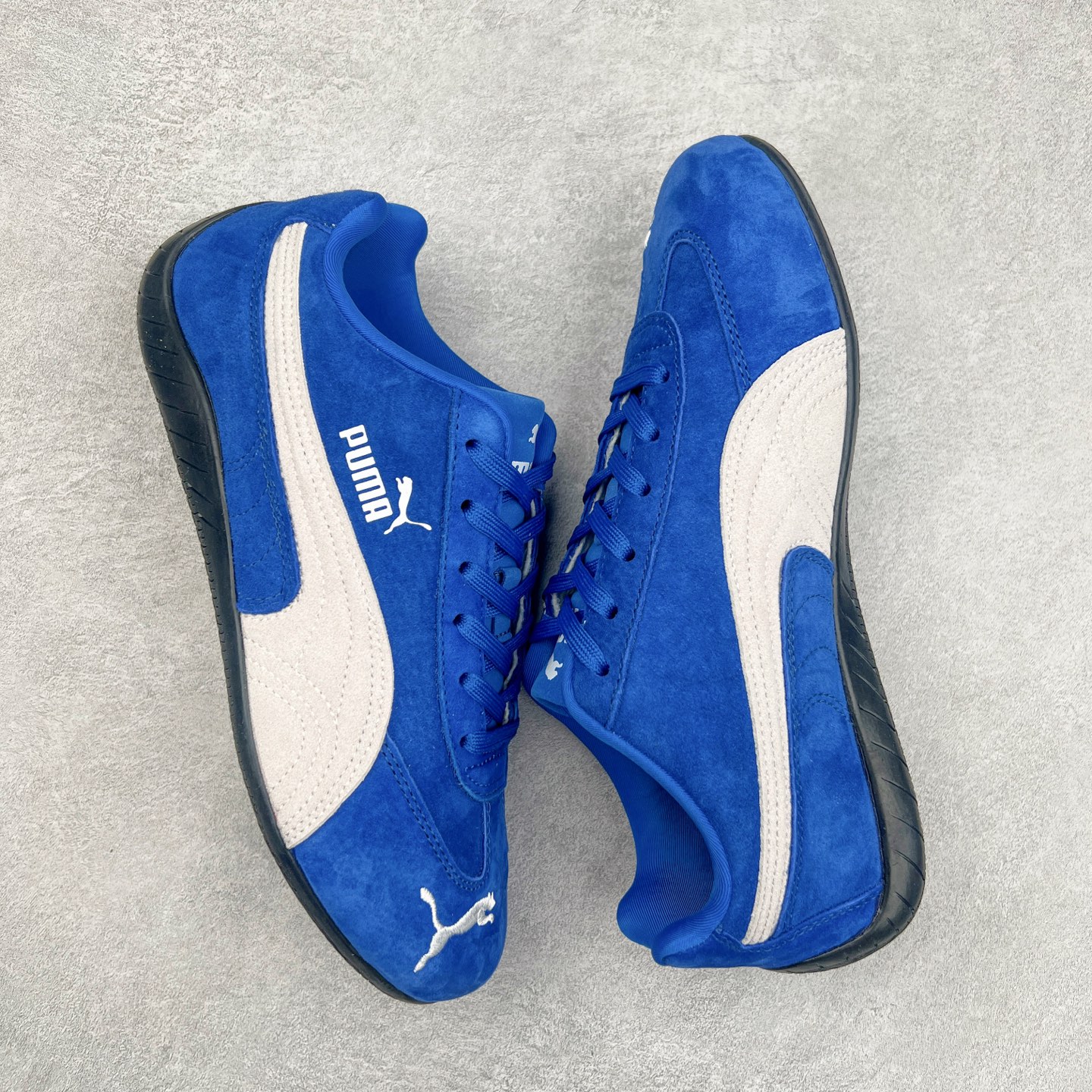 图片[3]-＃TG特价福利 PUMA Speedca OG 彪马极速赛车系列低帮德训风拼接复古百搭休闲运动赛车鞋 鞋款从80、90年代赛车手所穿的防火赛车鞋为原型，鞋身线条模仿了赛车的流线廓形，体现了空气动力学原理的结构。简约流畅的外观，恰好又和贯穿其中的Formstrip Logo融合恰到好处，视觉上细节丰富且协调。本次Speedcat OG鞋款归来，最大看点自然式保留了窄版鞋型以及薄底构造。这两年各品牌鞋底越做越厚，Speedcat反其道而行之，上脚几乎无鞋底的效果带来耳目一新的视觉体验。鞋面依旧是以质感细腻的麂皮材质打造，并且大面积近乎全包裹的使用，复古味道也愈发浓烈。配色上更是将最原始的黑色和红色带回，向F1赛车队的标志性队服致敬。相信让各位一眼种草的更多是出挑的大红色，上脚即可瞬间点亮整体造型，在以球鞋为核心的OOTD中脱颖而出。而另一款黑色则是低调的万金油，彰显新潮个性的同时又不喧宾夺主，也是热爱简约系穿搭朋友的首选。 尺码：35.5 36 37 37.5 38 38.5 39 40 40.5 41 42 42.5 43 44 44.5 45-选品中心