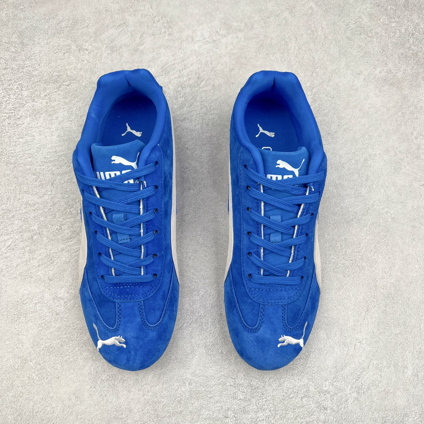 图片[2]-＃TG特价福利 PUMA Speedca OG 彪马极速赛车系列低帮德训风拼接复古百搭休闲运动赛车鞋 鞋款从80、90年代赛车手所穿的防火赛车鞋为原型，鞋身线条模仿了赛车的流线廓形，体现了空气动力学原理的结构。简约流畅的外观，恰好又和贯穿其中的Formstrip Logo融合恰到好处，视觉上细节丰富且协调。本次Speedcat OG鞋款归来，最大看点自然式保留了窄版鞋型以及薄底构造。这两年各品牌鞋底越做越厚，Speedcat反其道而行之，上脚几乎无鞋底的效果带来耳目一新的视觉体验。鞋面依旧是以质感细腻的麂皮材质打造，并且大面积近乎全包裹的使用，复古味道也愈发浓烈。配色上更是将最原始的黑色和红色带回，向F1赛车队的标志性队服致敬。相信让各位一眼种草的更多是出挑的大红色，上脚即可瞬间点亮整体造型，在以球鞋为核心的OOTD中脱颖而出。而另一款黑色则是低调的万金油，彰显新潮个性的同时又不喧宾夺主，也是热爱简约系穿搭朋友的首选。 尺码：35.5 36 37 37.5 38 38.5 39 40 40.5 41 42 42.5 43 44 44.5 45-选品中心