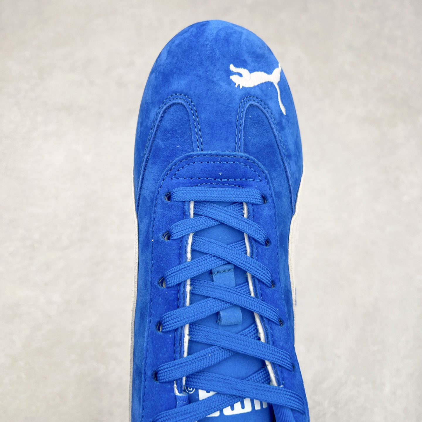 图片[4]-＃TG特价福利 PUMA Speedca OG 彪马极速赛车系列低帮德训风拼接复古百搭休闲运动赛车鞋 鞋款从80、90年代赛车手所穿的防火赛车鞋为原型，鞋身线条模仿了赛车的流线廓形，体现了空气动力学原理的结构。简约流畅的外观，恰好又和贯穿其中的Formstrip Logo融合恰到好处，视觉上细节丰富且协调。本次Speedcat OG鞋款归来，最大看点自然式保留了窄版鞋型以及薄底构造。这两年各品牌鞋底越做越厚，Speedcat反其道而行之，上脚几乎无鞋底的效果带来耳目一新的视觉体验。鞋面依旧是以质感细腻的麂皮材质打造，并且大面积近乎全包裹的使用，复古味道也愈发浓烈。配色上更是将最原始的黑色和红色带回，向F1赛车队的标志性队服致敬。相信让各位一眼种草的更多是出挑的大红色，上脚即可瞬间点亮整体造型，在以球鞋为核心的OOTD中脱颖而出。而另一款黑色则是低调的万金油，彰显新潮个性的同时又不喧宾夺主，也是热爱简约系穿搭朋友的首选。 尺码：35.5 36 37 37.5 38 38.5 39 40 40.5 41 42 42.5 43 44 44.5 45-选品中心