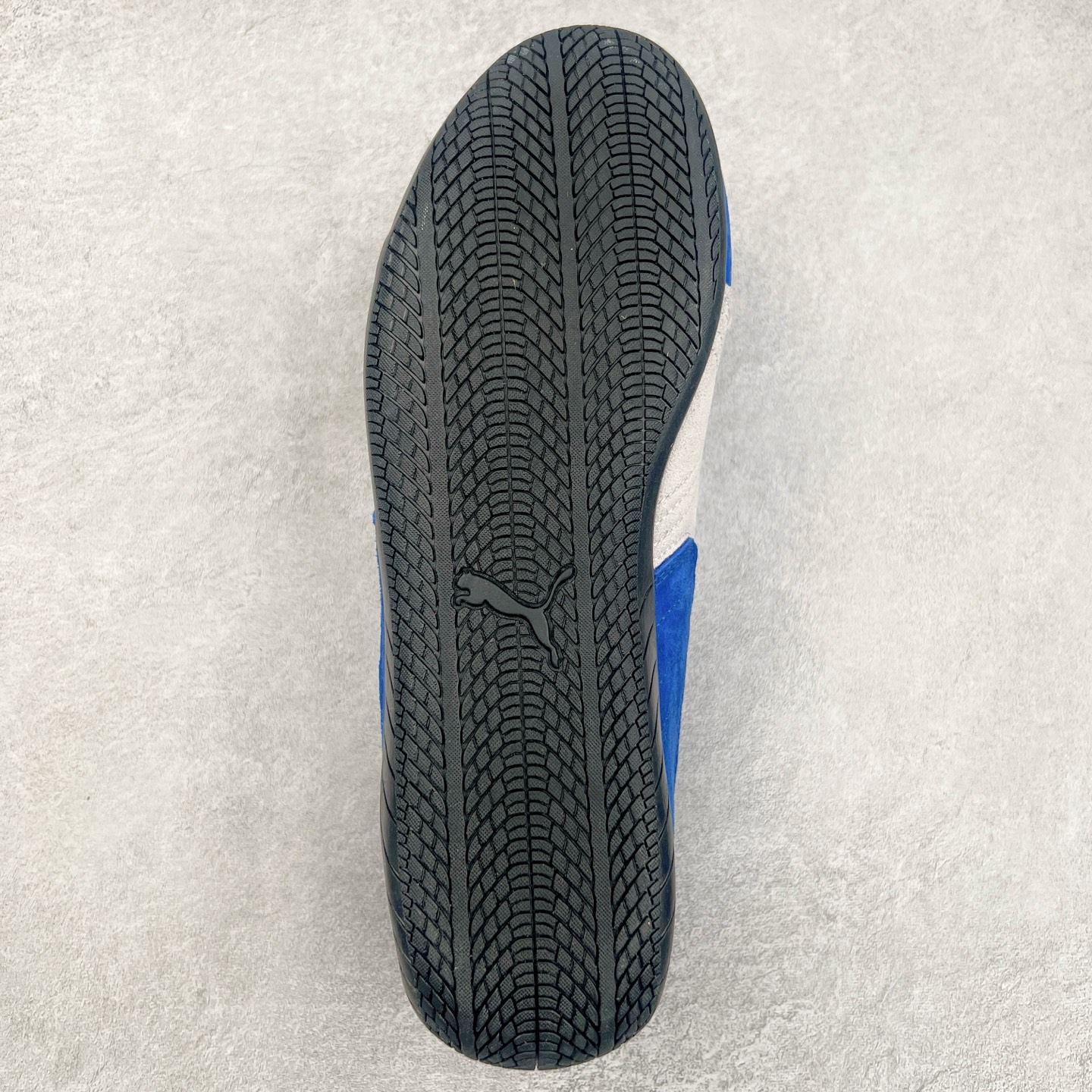 图片[9]-＃TG特价福利 PUMA Speedca OG 彪马极速赛车系列低帮德训风拼接复古百搭休闲运动赛车鞋 鞋款从80、90年代赛车手所穿的防火赛车鞋为原型，鞋身线条模仿了赛车的流线廓形，体现了空气动力学原理的结构。简约流畅的外观，恰好又和贯穿其中的Formstrip Logo融合恰到好处，视觉上细节丰富且协调。本次Speedcat OG鞋款归来，最大看点自然式保留了窄版鞋型以及薄底构造。这两年各品牌鞋底越做越厚，Speedcat反其道而行之，上脚几乎无鞋底的效果带来耳目一新的视觉体验。鞋面依旧是以质感细腻的麂皮材质打造，并且大面积近乎全包裹的使用，复古味道也愈发浓烈。配色上更是将最原始的黑色和红色带回，向F1赛车队的标志性队服致敬。相信让各位一眼种草的更多是出挑的大红色，上脚即可瞬间点亮整体造型，在以球鞋为核心的OOTD中脱颖而出。而另一款黑色则是低调的万金油，彰显新潮个性的同时又不喧宾夺主，也是热爱简约系穿搭朋友的首选。 尺码：35.5 36 37 37.5 38 38.5 39 40 40.5 41 42 42.5 43 44 44.5 45-选品中心