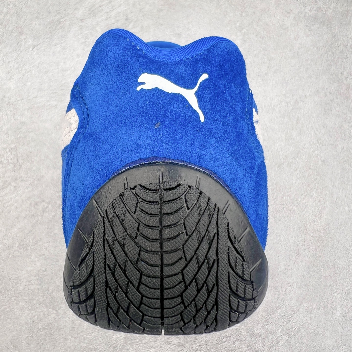 图片[8]-＃TG特价福利 PUMA Speedca OG 彪马极速赛车系列低帮德训风拼接复古百搭休闲运动赛车鞋 鞋款从80、90年代赛车手所穿的防火赛车鞋为原型，鞋身线条模仿了赛车的流线廓形，体现了空气动力学原理的结构。简约流畅的外观，恰好又和贯穿其中的Formstrip Logo融合恰到好处，视觉上细节丰富且协调。本次Speedcat OG鞋款归来，最大看点自然式保留了窄版鞋型以及薄底构造。这两年各品牌鞋底越做越厚，Speedcat反其道而行之，上脚几乎无鞋底的效果带来耳目一新的视觉体验。鞋面依旧是以质感细腻的麂皮材质打造，并且大面积近乎全包裹的使用，复古味道也愈发浓烈。配色上更是将最原始的黑色和红色带回，向F1赛车队的标志性队服致敬。相信让各位一眼种草的更多是出挑的大红色，上脚即可瞬间点亮整体造型，在以球鞋为核心的OOTD中脱颖而出。而另一款黑色则是低调的万金油，彰显新潮个性的同时又不喧宾夺主，也是热爱简约系穿搭朋友的首选。 尺码：35.5 36 37 37.5 38 38.5 39 40 40.5 41 42 42.5 43 44 44.5 45-选品中心