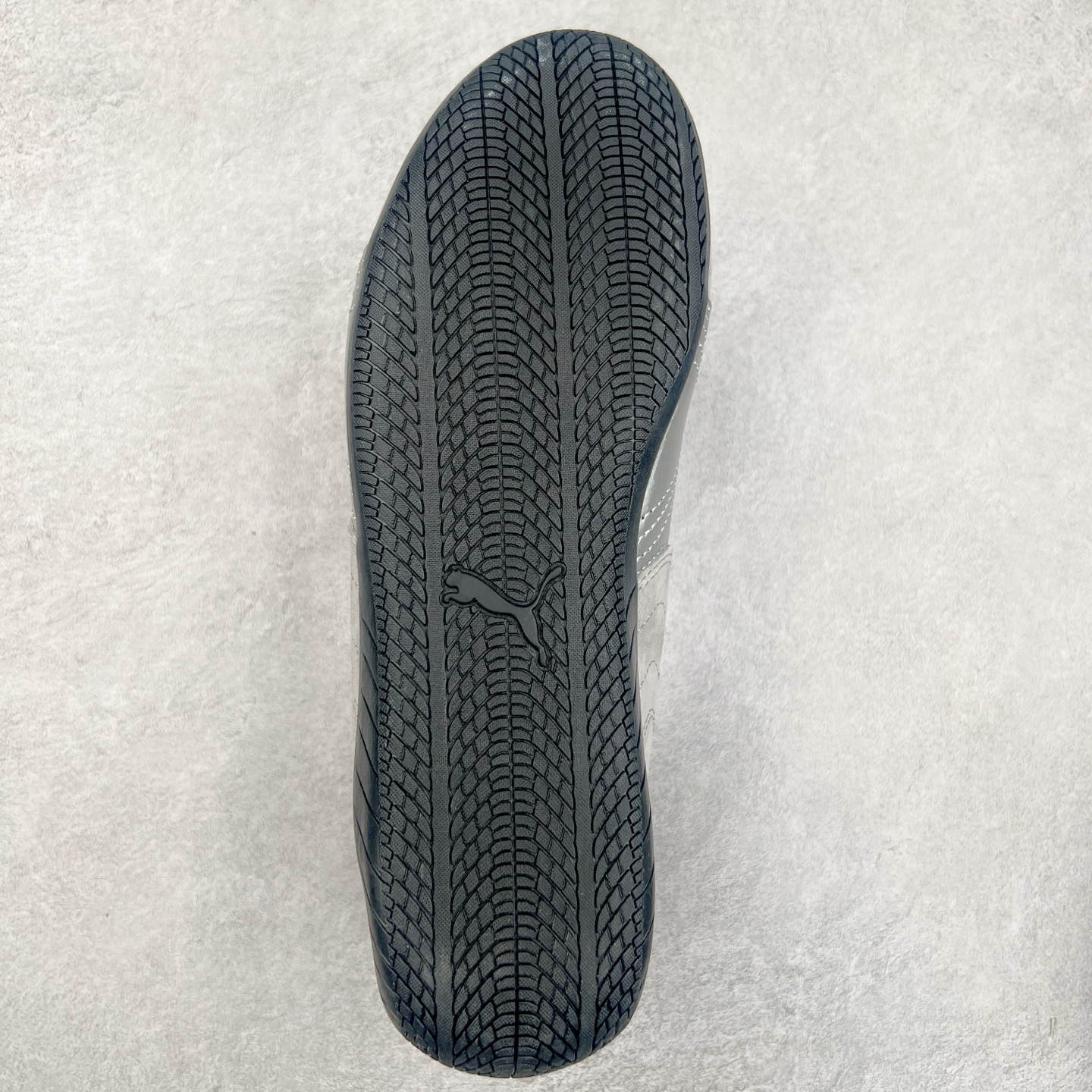 图片[9]-＃TG特价福利 PUMA Speedca OG 彪马极速赛车系列低帮德训风拼接复古百搭休闲运动赛车鞋 鞋款从80、90年代赛车手所穿的防火赛车鞋为原型，鞋身线条模仿了赛车的流线廓形，体现了空气动力学原理的结构。简约流畅的外观，恰好又和贯穿其中的Formstrip Logo融合恰到好处，视觉上细节丰富且协调。本次Speedcat OG鞋款归来，最大看点自然式保留了窄版鞋型以及薄底构造。这两年各品牌鞋底越做越厚，Speedcat反其道而行之，上脚几乎无鞋底的效果带来耳目一新的视觉体验。鞋面依旧是以质感细腻的麂皮材质打造，并且大面积近乎全包裹的使用，复古味道也愈发浓烈。配色上更是将最原始的黑色和红色带回，向F1赛车队的标志性队服致敬。相信让各位一眼种草的更多是出挑的大红色，上脚即可瞬间点亮整体造型，在以球鞋为核心的OOTD中脱颖而出。而另一款黑色则是低调的万金油，彰显新潮个性的同时又不喧宾夺主，也是热爱简约系穿搭朋友的首选。 尺码：35.5 36 37 37.5 38 38.5 39 40 40.5 41 42 42.5 43 44 44.5 45-选品中心