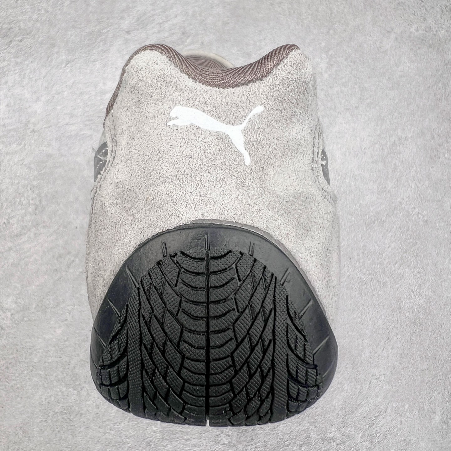 图片[8]-＃TG特价福利 PUMA Speedca OG 彪马极速赛车系列低帮德训风拼接复古百搭休闲运动赛车鞋 鞋款从80、90年代赛车手所穿的防火赛车鞋为原型，鞋身线条模仿了赛车的流线廓形，体现了空气动力学原理的结构。简约流畅的外观，恰好又和贯穿其中的Formstrip Logo融合恰到好处，视觉上细节丰富且协调。本次Speedcat OG鞋款归来，最大看点自然式保留了窄版鞋型以及薄底构造。这两年各品牌鞋底越做越厚，Speedcat反其道而行之，上脚几乎无鞋底的效果带来耳目一新的视觉体验。鞋面依旧是以质感细腻的麂皮材质打造，并且大面积近乎全包裹的使用，复古味道也愈发浓烈。配色上更是将最原始的黑色和红色带回，向F1赛车队的标志性队服致敬。相信让各位一眼种草的更多是出挑的大红色，上脚即可瞬间点亮整体造型，在以球鞋为核心的OOTD中脱颖而出。而另一款黑色则是低调的万金油，彰显新潮个性的同时又不喧宾夺主，也是热爱简约系穿搭朋友的首选。 尺码：35.5 36 37 37.5 38 38.5 39 40 40.5 41 42 42.5 43 44 44.5 45-选品中心