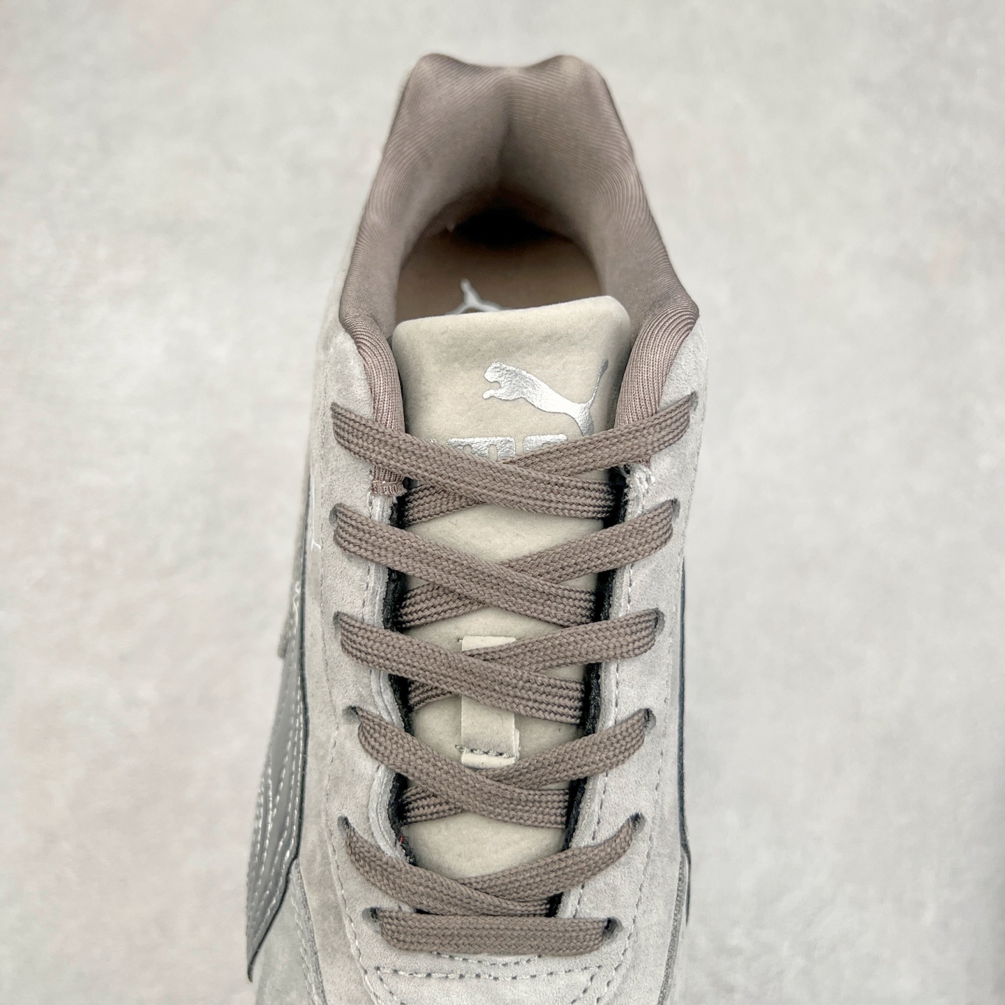 图片[5]-＃TG特价福利 PUMA Speedca OG 彪马极速赛车系列低帮德训风拼接复古百搭休闲运动赛车鞋 鞋款从80、90年代赛车手所穿的防火赛车鞋为原型，鞋身线条模仿了赛车的流线廓形，体现了空气动力学原理的结构。简约流畅的外观，恰好又和贯穿其中的Formstrip Logo融合恰到好处，视觉上细节丰富且协调。本次Speedcat OG鞋款归来，最大看点自然式保留了窄版鞋型以及薄底构造。这两年各品牌鞋底越做越厚，Speedcat反其道而行之，上脚几乎无鞋底的效果带来耳目一新的视觉体验。鞋面依旧是以质感细腻的麂皮材质打造，并且大面积近乎全包裹的使用，复古味道也愈发浓烈。配色上更是将最原始的黑色和红色带回，向F1赛车队的标志性队服致敬。相信让各位一眼种草的更多是出挑的大红色，上脚即可瞬间点亮整体造型，在以球鞋为核心的OOTD中脱颖而出。而另一款黑色则是低调的万金油，彰显新潮个性的同时又不喧宾夺主，也是热爱简约系穿搭朋友的首选。 尺码：35.5 36 37 37.5 38 38.5 39 40 40.5 41 42 42.5 43 44 44.5 45-选品中心