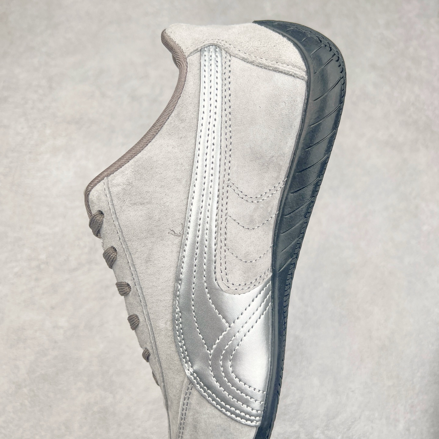 图片[7]-＃TG特价福利 PUMA Speedca OG 彪马极速赛车系列低帮德训风拼接复古百搭休闲运动赛车鞋 鞋款从80、90年代赛车手所穿的防火赛车鞋为原型，鞋身线条模仿了赛车的流线廓形，体现了空气动力学原理的结构。简约流畅的外观，恰好又和贯穿其中的Formstrip Logo融合恰到好处，视觉上细节丰富且协调。本次Speedcat OG鞋款归来，最大看点自然式保留了窄版鞋型以及薄底构造。这两年各品牌鞋底越做越厚，Speedcat反其道而行之，上脚几乎无鞋底的效果带来耳目一新的视觉体验。鞋面依旧是以质感细腻的麂皮材质打造，并且大面积近乎全包裹的使用，复古味道也愈发浓烈。配色上更是将最原始的黑色和红色带回，向F1赛车队的标志性队服致敬。相信让各位一眼种草的更多是出挑的大红色，上脚即可瞬间点亮整体造型，在以球鞋为核心的OOTD中脱颖而出。而另一款黑色则是低调的万金油，彰显新潮个性的同时又不喧宾夺主，也是热爱简约系穿搭朋友的首选。 尺码：35.5 36 37 37.5 38 38.5 39 40 40.5 41 42 42.5 43 44 44.5 45-选品中心