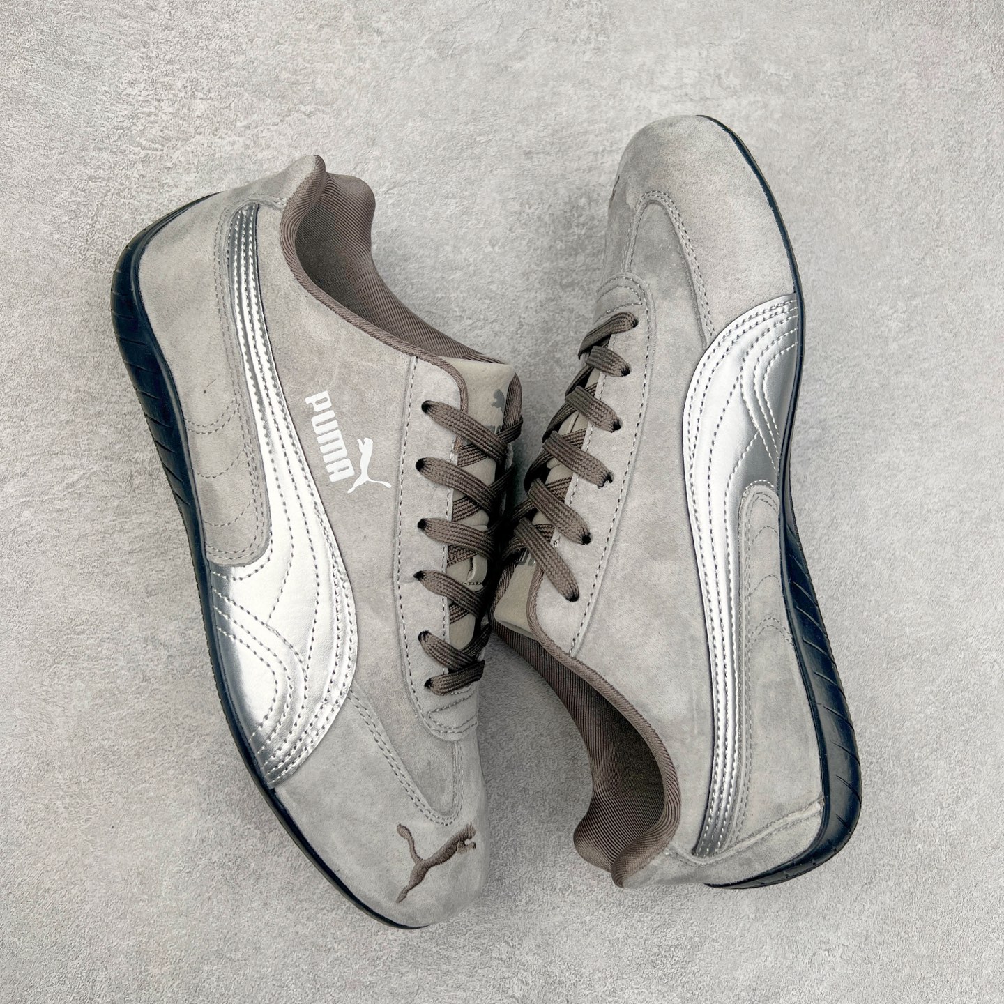 图片[3]-＃TG特价福利 PUMA Speedca OG 彪马极速赛车系列低帮德训风拼接复古百搭休闲运动赛车鞋 鞋款从80、90年代赛车手所穿的防火赛车鞋为原型，鞋身线条模仿了赛车的流线廓形，体现了空气动力学原理的结构。简约流畅的外观，恰好又和贯穿其中的Formstrip Logo融合恰到好处，视觉上细节丰富且协调。本次Speedcat OG鞋款归来，最大看点自然式保留了窄版鞋型以及薄底构造。这两年各品牌鞋底越做越厚，Speedcat反其道而行之，上脚几乎无鞋底的效果带来耳目一新的视觉体验。鞋面依旧是以质感细腻的麂皮材质打造，并且大面积近乎全包裹的使用，复古味道也愈发浓烈。配色上更是将最原始的黑色和红色带回，向F1赛车队的标志性队服致敬。相信让各位一眼种草的更多是出挑的大红色，上脚即可瞬间点亮整体造型，在以球鞋为核心的OOTD中脱颖而出。而另一款黑色则是低调的万金油，彰显新潮个性的同时又不喧宾夺主，也是热爱简约系穿搭朋友的首选。 尺码：35.5 36 37 37.5 38 38.5 39 40 40.5 41 42 42.5 43 44 44.5 45-选品中心