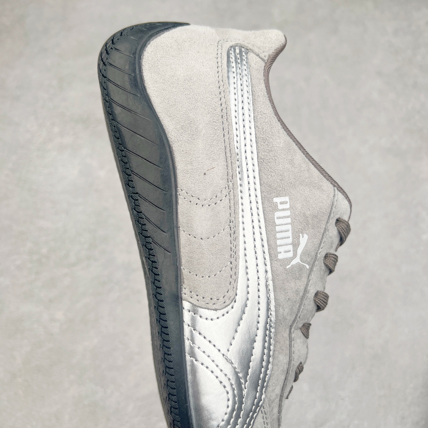 图片[6]-＃TG特价福利 PUMA Speedca OG 彪马极速赛车系列低帮德训风拼接复古百搭休闲运动赛车鞋 鞋款从80、90年代赛车手所穿的防火赛车鞋为原型，鞋身线条模仿了赛车的流线廓形，体现了空气动力学原理的结构。简约流畅的外观，恰好又和贯穿其中的Formstrip Logo融合恰到好处，视觉上细节丰富且协调。本次Speedcat OG鞋款归来，最大看点自然式保留了窄版鞋型以及薄底构造。这两年各品牌鞋底越做越厚，Speedcat反其道而行之，上脚几乎无鞋底的效果带来耳目一新的视觉体验。鞋面依旧是以质感细腻的麂皮材质打造，并且大面积近乎全包裹的使用，复古味道也愈发浓烈。配色上更是将最原始的黑色和红色带回，向F1赛车队的标志性队服致敬。相信让各位一眼种草的更多是出挑的大红色，上脚即可瞬间点亮整体造型，在以球鞋为核心的OOTD中脱颖而出。而另一款黑色则是低调的万金油，彰显新潮个性的同时又不喧宾夺主，也是热爱简约系穿搭朋友的首选。 尺码：35.5 36 37 37.5 38 38.5 39 40 40.5 41 42 42.5 43 44 44.5 45-选品中心