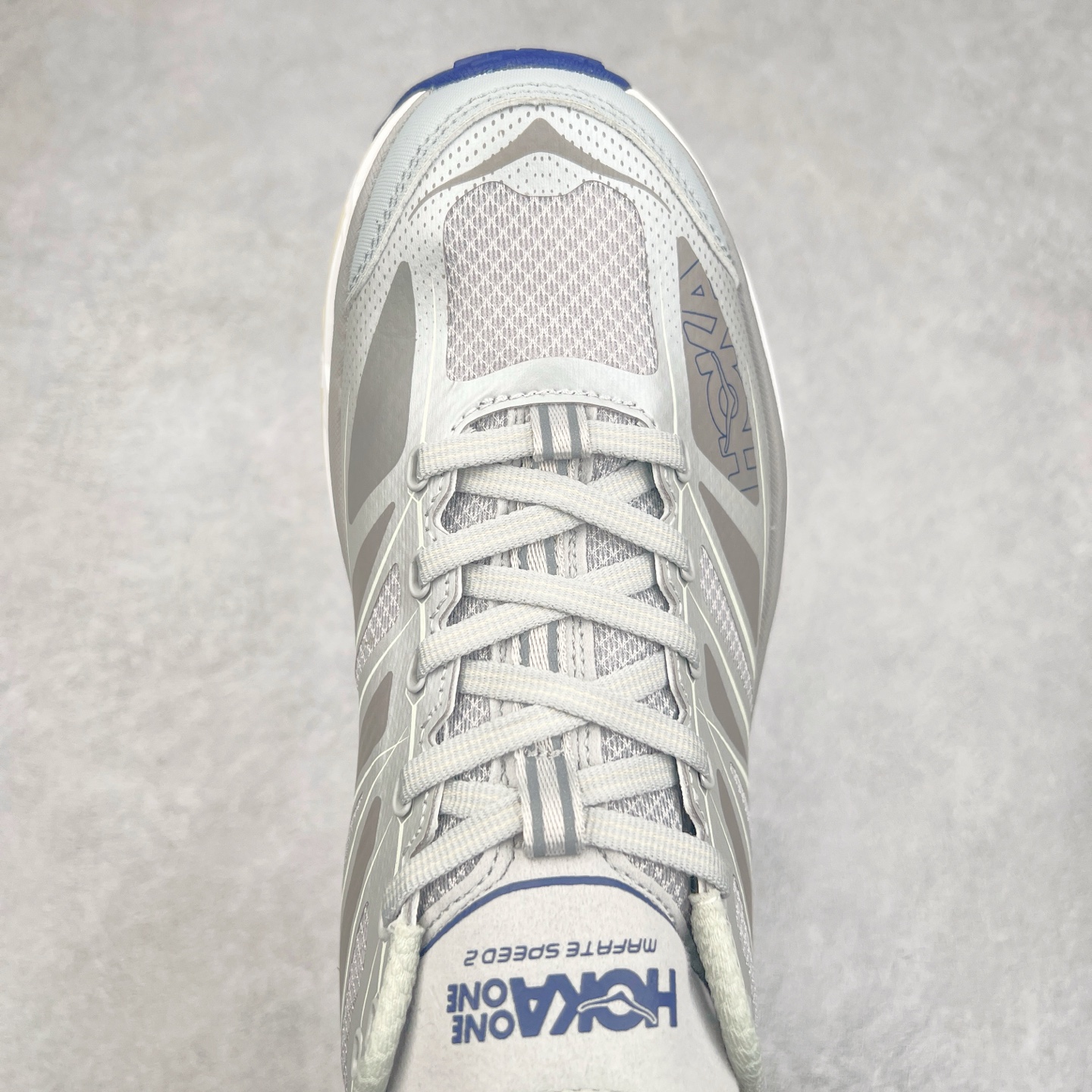 图片[4]-HOKA ONE ONE Mafate Speed 2 Low 玛法特2代系列低帮轻量户外越野休闲运动慢跑鞋 HOKA ONE ONE 最近推出了一个胶囊系列 Origin Story 这个系列里的 Mafate Speed 2 可以说让我日思夜想有一阵子了 最近终于拔草 让我来分享一下这双也是上脚赞到爆的越野跑鞋吧 以阿尔卑斯山脉作为主题将亮黄色与蓝色调覆盖在这经典轮廓之上 配色的呈现效果相当亮眼 以至于很多人买这个配色是用来日常搭配的 鞋面采用超轻的无缝架构 轻薄的TPU贴在透气的鞋面材料上 减轻重量同时也保证了支撑性 鞋底则采用滚动平衡技术 引导跑者回归自然步态 祖传的神奇EVA材质中底依旧是一如既往地表现优秀 能提供充足的缓震 作为HOKA家的越野跑鞋 VIBRAM 橡胶大底也是必不可少的 即便在复杂湿滑的地形 依旧能有良好的抓地力及稳定性 鞋带采用了弹性不易松脱的扁宽弹性鞋带 前掌与中掌部分也进行了加宽 也更加适合亚洲人的脚型 是一款十分全面且足够强悍的户外硬核越野鞋 而这双极其亮眼的越野跑鞋恰好又是在江山一百中参赛的UTMB冠军 Ludovic POMMERET 夺冠时穿着的战靴 这就让它变得更加有吸引力了 用来日常搭配的话短裤是基本不挑 长裤我个人推荐阔腿裤 工装裤以及各种长筒牛仔裤都可以 尺码：36 36.5 37.5 38 38.5 39 40 40.5 41 42 42.5 43 44 44.5 45-选品中心