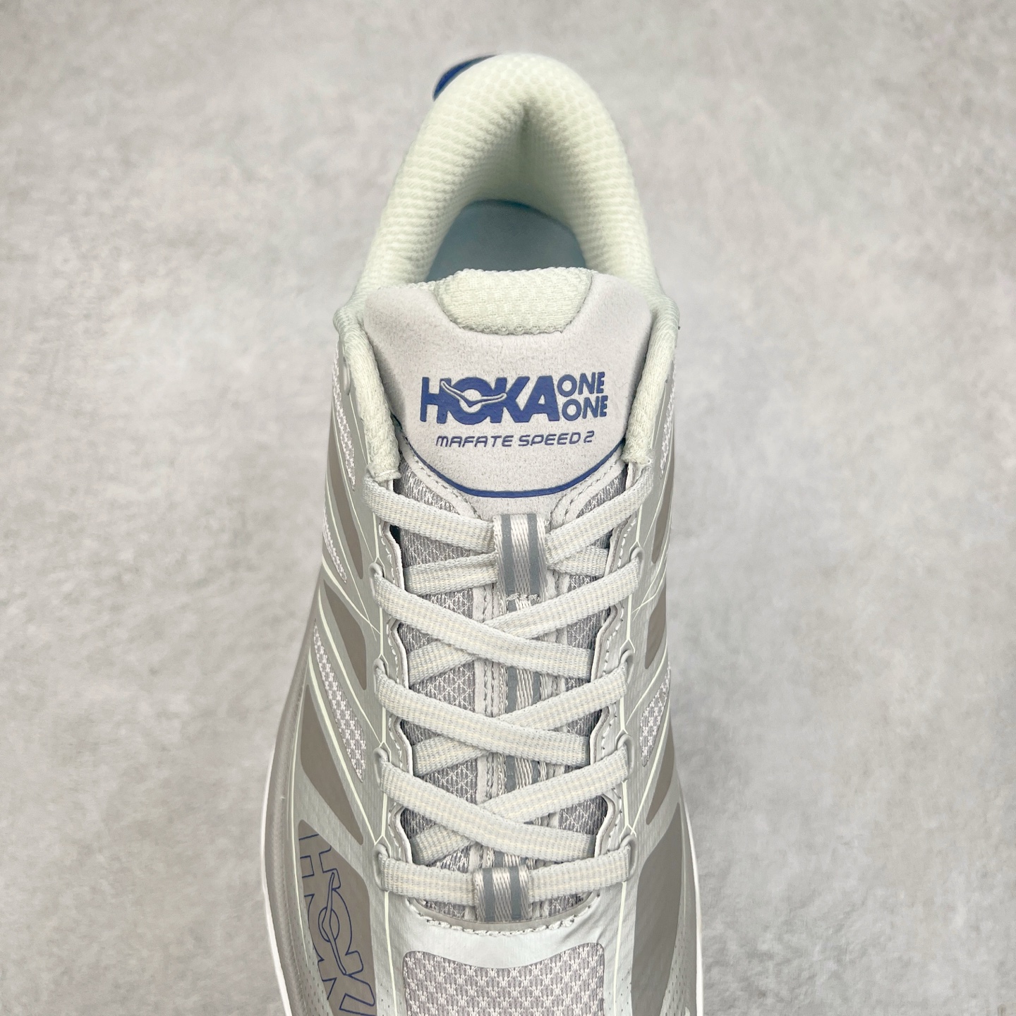 图片[5]-HOKA ONE ONE Mafate Speed 2 Low 玛法特2代系列低帮轻量户外越野休闲运动慢跑鞋 HOKA ONE ONE 最近推出了一个胶囊系列 Origin Story 这个系列里的 Mafate Speed 2 可以说让我日思夜想有一阵子了 最近终于拔草 让我来分享一下这双也是上脚赞到爆的越野跑鞋吧 以阿尔卑斯山脉作为主题将亮黄色与蓝色调覆盖在这经典轮廓之上 配色的呈现效果相当亮眼 以至于很多人买这个配色是用来日常搭配的 鞋面采用超轻的无缝架构 轻薄的TPU贴在透气的鞋面材料上 减轻重量同时也保证了支撑性 鞋底则采用滚动平衡技术 引导跑者回归自然步态 祖传的神奇EVA材质中底依旧是一如既往地表现优秀 能提供充足的缓震 作为HOKA家的越野跑鞋 VIBRAM 橡胶大底也是必不可少的 即便在复杂湿滑的地形 依旧能有良好的抓地力及稳定性 鞋带采用了弹性不易松脱的扁宽弹性鞋带 前掌与中掌部分也进行了加宽 也更加适合亚洲人的脚型 是一款十分全面且足够强悍的户外硬核越野鞋 而这双极其亮眼的越野跑鞋恰好又是在江山一百中参赛的UTMB冠军 Ludovic POMMERET 夺冠时穿着的战靴 这就让它变得更加有吸引力了 用来日常搭配的话短裤是基本不挑 长裤我个人推荐阔腿裤 工装裤以及各种长筒牛仔裤都可以 尺码：36 36.5 37.5 38 38.5 39 40 40.5 41 42 42.5 43 44 44.5 45-选品中心