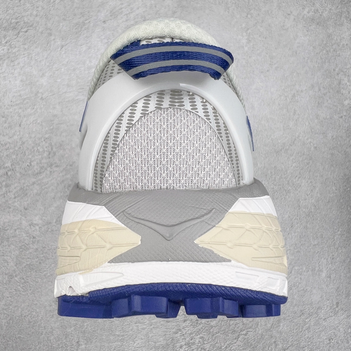 图片[8]-HOKA ONE ONE Mafate Speed 2 Low 玛法特2代系列低帮轻量户外越野休闲运动慢跑鞋 HOKA ONE ONE 最近推出了一个胶囊系列 Origin Story 这个系列里的 Mafate Speed 2 可以说让我日思夜想有一阵子了 最近终于拔草 让我来分享一下这双也是上脚赞到爆的越野跑鞋吧 以阿尔卑斯山脉作为主题将亮黄色与蓝色调覆盖在这经典轮廓之上 配色的呈现效果相当亮眼 以至于很多人买这个配色是用来日常搭配的 鞋面采用超轻的无缝架构 轻薄的TPU贴在透气的鞋面材料上 减轻重量同时也保证了支撑性 鞋底则采用滚动平衡技术 引导跑者回归自然步态 祖传的神奇EVA材质中底依旧是一如既往地表现优秀 能提供充足的缓震 作为HOKA家的越野跑鞋 VIBRAM 橡胶大底也是必不可少的 即便在复杂湿滑的地形 依旧能有良好的抓地力及稳定性 鞋带采用了弹性不易松脱的扁宽弹性鞋带 前掌与中掌部分也进行了加宽 也更加适合亚洲人的脚型 是一款十分全面且足够强悍的户外硬核越野鞋 而这双极其亮眼的越野跑鞋恰好又是在江山一百中参赛的UTMB冠军 Ludovic POMMERET 夺冠时穿着的战靴 这就让它变得更加有吸引力了 用来日常搭配的话短裤是基本不挑 长裤我个人推荐阔腿裤 工装裤以及各种长筒牛仔裤都可以 尺码：36 36.5 37.5 38 38.5 39 40 40.5 41 42 42.5 43 44 44.5 45-选品中心