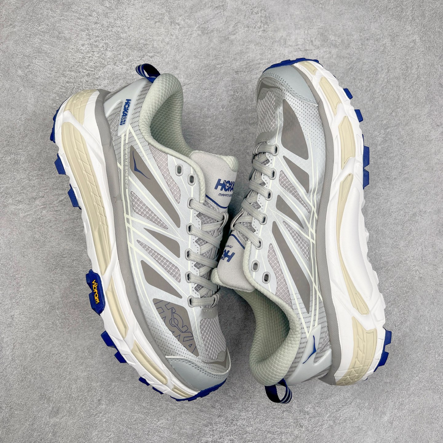 图片[3]-HOKA ONE ONE Mafate Speed 2 Low 玛法特2代系列低帮轻量户外越野休闲运动慢跑鞋 HOKA ONE ONE 最近推出了一个胶囊系列 Origin Story 这个系列里的 Mafate Speed 2 可以说让我日思夜想有一阵子了 最近终于拔草 让我来分享一下这双也是上脚赞到爆的越野跑鞋吧 以阿尔卑斯山脉作为主题将亮黄色与蓝色调覆盖在这经典轮廓之上 配色的呈现效果相当亮眼 以至于很多人买这个配色是用来日常搭配的 鞋面采用超轻的无缝架构 轻薄的TPU贴在透气的鞋面材料上 减轻重量同时也保证了支撑性 鞋底则采用滚动平衡技术 引导跑者回归自然步态 祖传的神奇EVA材质中底依旧是一如既往地表现优秀 能提供充足的缓震 作为HOKA家的越野跑鞋 VIBRAM 橡胶大底也是必不可少的 即便在复杂湿滑的地形 依旧能有良好的抓地力及稳定性 鞋带采用了弹性不易松脱的扁宽弹性鞋带 前掌与中掌部分也进行了加宽 也更加适合亚洲人的脚型 是一款十分全面且足够强悍的户外硬核越野鞋 而这双极其亮眼的越野跑鞋恰好又是在江山一百中参赛的UTMB冠军 Ludovic POMMERET 夺冠时穿着的战靴 这就让它变得更加有吸引力了 用来日常搭配的话短裤是基本不挑 长裤我个人推荐阔腿裤 工装裤以及各种长筒牛仔裤都可以 尺码：36 36.5 37.5 38 38.5 39 40 40.5 41 42 42.5 43 44 44.5 45-选品中心