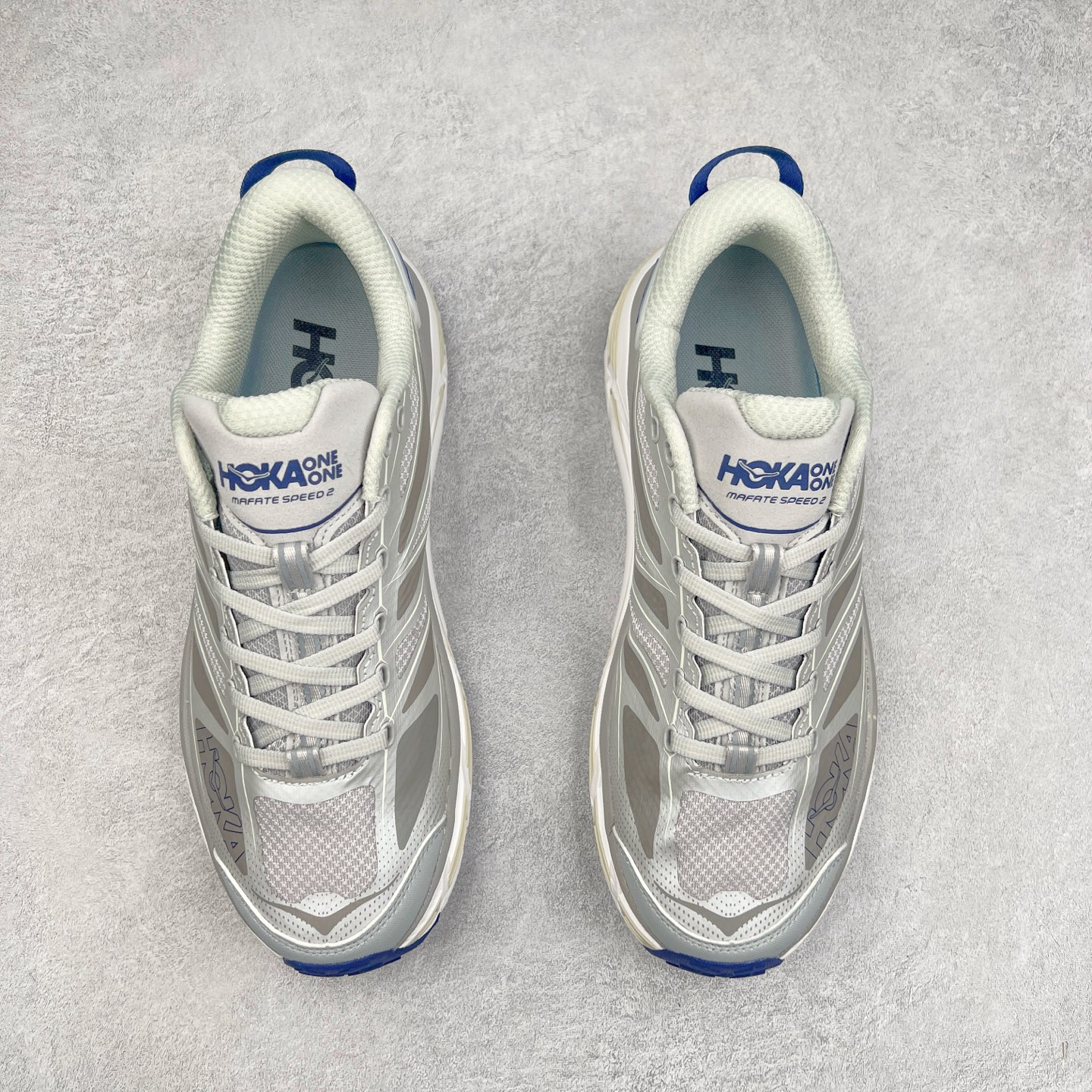 图片[2]-HOKA ONE ONE Mafate Speed 2 Low 玛法特2代系列低帮轻量户外越野休闲运动慢跑鞋 HOKA ONE ONE 最近推出了一个胶囊系列 Origin Story 这个系列里的 Mafate Speed 2 可以说让我日思夜想有一阵子了 最近终于拔草 让我来分享一下这双也是上脚赞到爆的越野跑鞋吧 以阿尔卑斯山脉作为主题将亮黄色与蓝色调覆盖在这经典轮廓之上 配色的呈现效果相当亮眼 以至于很多人买这个配色是用来日常搭配的 鞋面采用超轻的无缝架构 轻薄的TPU贴在透气的鞋面材料上 减轻重量同时也保证了支撑性 鞋底则采用滚动平衡技术 引导跑者回归自然步态 祖传的神奇EVA材质中底依旧是一如既往地表现优秀 能提供充足的缓震 作为HOKA家的越野跑鞋 VIBRAM 橡胶大底也是必不可少的 即便在复杂湿滑的地形 依旧能有良好的抓地力及稳定性 鞋带采用了弹性不易松脱的扁宽弹性鞋带 前掌与中掌部分也进行了加宽 也更加适合亚洲人的脚型 是一款十分全面且足够强悍的户外硬核越野鞋 而这双极其亮眼的越野跑鞋恰好又是在江山一百中参赛的UTMB冠军 Ludovic POMMERET 夺冠时穿着的战靴 这就让它变得更加有吸引力了 用来日常搭配的话短裤是基本不挑 长裤我个人推荐阔腿裤 工装裤以及各种长筒牛仔裤都可以 尺码：36 36.5 37.5 38 38.5 39 40 40.5 41 42 42.5 43 44 44.5 45-选品中心