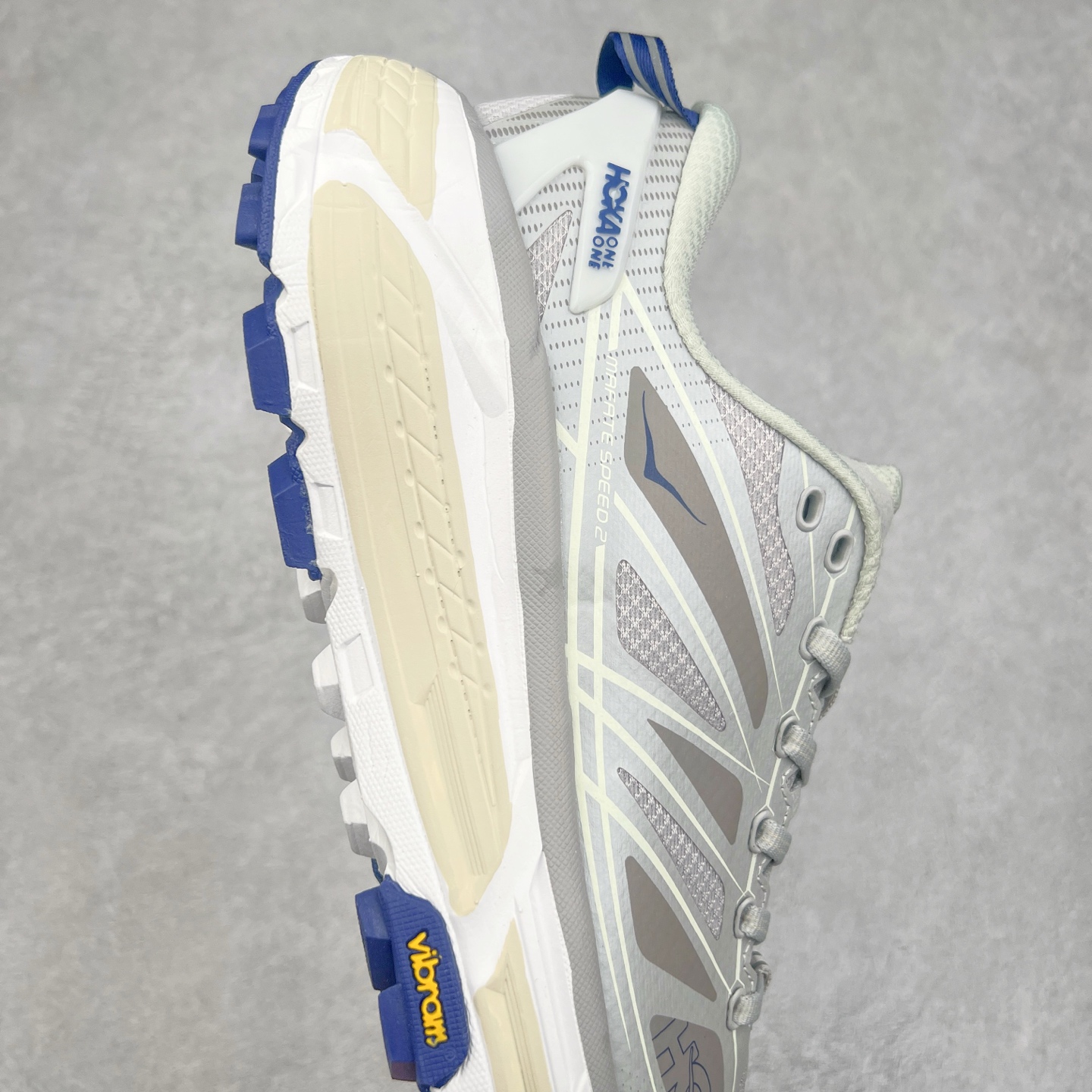 图片[6]-HOKA ONE ONE Mafate Speed 2 Low 玛法特2代系列低帮轻量户外越野休闲运动慢跑鞋 HOKA ONE ONE 最近推出了一个胶囊系列 Origin Story 这个系列里的 Mafate Speed 2 可以说让我日思夜想有一阵子了 最近终于拔草 让我来分享一下这双也是上脚赞到爆的越野跑鞋吧 以阿尔卑斯山脉作为主题将亮黄色与蓝色调覆盖在这经典轮廓之上 配色的呈现效果相当亮眼 以至于很多人买这个配色是用来日常搭配的 鞋面采用超轻的无缝架构 轻薄的TPU贴在透气的鞋面材料上 减轻重量同时也保证了支撑性 鞋底则采用滚动平衡技术 引导跑者回归自然步态 祖传的神奇EVA材质中底依旧是一如既往地表现优秀 能提供充足的缓震 作为HOKA家的越野跑鞋 VIBRAM 橡胶大底也是必不可少的 即便在复杂湿滑的地形 依旧能有良好的抓地力及稳定性 鞋带采用了弹性不易松脱的扁宽弹性鞋带 前掌与中掌部分也进行了加宽 也更加适合亚洲人的脚型 是一款十分全面且足够强悍的户外硬核越野鞋 而这双极其亮眼的越野跑鞋恰好又是在江山一百中参赛的UTMB冠军 Ludovic POMMERET 夺冠时穿着的战靴 这就让它变得更加有吸引力了 用来日常搭配的话短裤是基本不挑 长裤我个人推荐阔腿裤 工装裤以及各种长筒牛仔裤都可以 尺码：36 36.5 37.5 38 38.5 39 40 40.5 41 42 42.5 43 44 44.5 45-选品中心