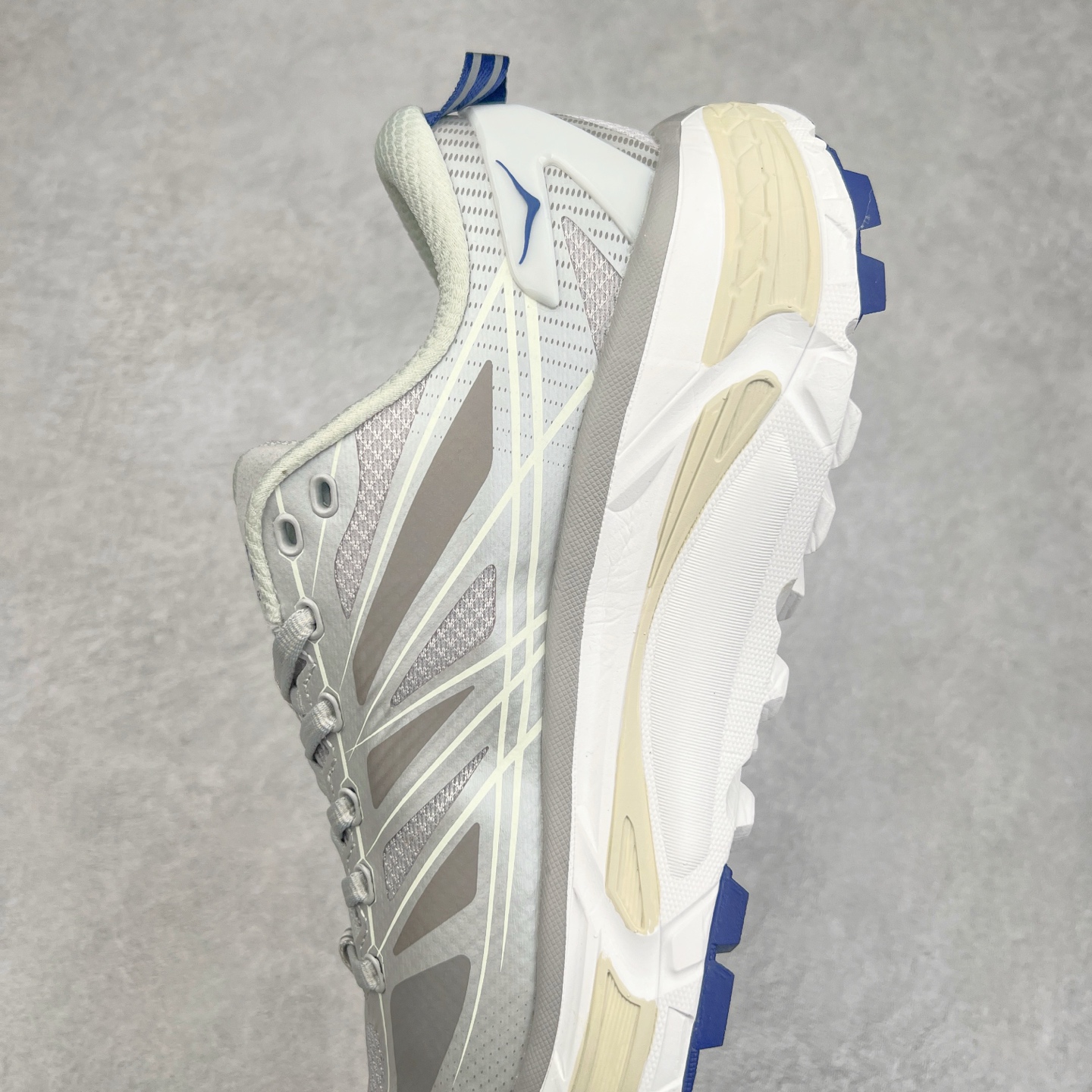 图片[7]-HOKA ONE ONE Mafate Speed 2 Low 玛法特2代系列低帮轻量户外越野休闲运动慢跑鞋 HOKA ONE ONE 最近推出了一个胶囊系列 Origin Story 这个系列里的 Mafate Speed 2 可以说让我日思夜想有一阵子了 最近终于拔草 让我来分享一下这双也是上脚赞到爆的越野跑鞋吧 以阿尔卑斯山脉作为主题将亮黄色与蓝色调覆盖在这经典轮廓之上 配色的呈现效果相当亮眼 以至于很多人买这个配色是用来日常搭配的 鞋面采用超轻的无缝架构 轻薄的TPU贴在透气的鞋面材料上 减轻重量同时也保证了支撑性 鞋底则采用滚动平衡技术 引导跑者回归自然步态 祖传的神奇EVA材质中底依旧是一如既往地表现优秀 能提供充足的缓震 作为HOKA家的越野跑鞋 VIBRAM 橡胶大底也是必不可少的 即便在复杂湿滑的地形 依旧能有良好的抓地力及稳定性 鞋带采用了弹性不易松脱的扁宽弹性鞋带 前掌与中掌部分也进行了加宽 也更加适合亚洲人的脚型 是一款十分全面且足够强悍的户外硬核越野鞋 而这双极其亮眼的越野跑鞋恰好又是在江山一百中参赛的UTMB冠军 Ludovic POMMERET 夺冠时穿着的战靴 这就让它变得更加有吸引力了 用来日常搭配的话短裤是基本不挑 长裤我个人推荐阔腿裤 工装裤以及各种长筒牛仔裤都可以 尺码：36 36.5 37.5 38 38.5 39 40 40.5 41 42 42.5 43 44 44.5 45-选品中心