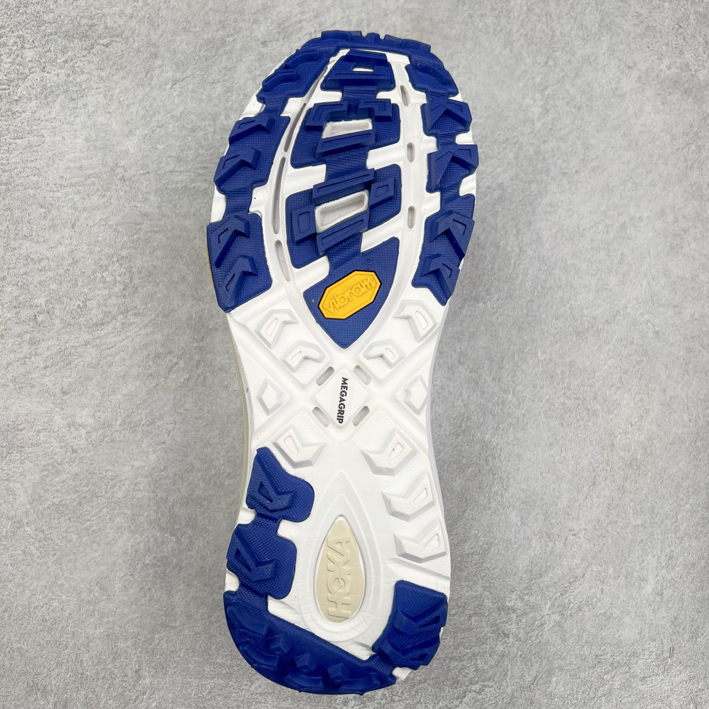 图片[9]-HOKA ONE ONE Mafate Speed 2 Low 玛法特2代系列低帮轻量户外越野休闲运动慢跑鞋 HOKA ONE ONE 最近推出了一个胶囊系列 Origin Story 这个系列里的 Mafate Speed 2 可以说让我日思夜想有一阵子了 最近终于拔草 让我来分享一下这双也是上脚赞到爆的越野跑鞋吧 以阿尔卑斯山脉作为主题将亮黄色与蓝色调覆盖在这经典轮廓之上 配色的呈现效果相当亮眼 以至于很多人买这个配色是用来日常搭配的 鞋面采用超轻的无缝架构 轻薄的TPU贴在透气的鞋面材料上 减轻重量同时也保证了支撑性 鞋底则采用滚动平衡技术 引导跑者回归自然步态 祖传的神奇EVA材质中底依旧是一如既往地表现优秀 能提供充足的缓震 作为HOKA家的越野跑鞋 VIBRAM 橡胶大底也是必不可少的 即便在复杂湿滑的地形 依旧能有良好的抓地力及稳定性 鞋带采用了弹性不易松脱的扁宽弹性鞋带 前掌与中掌部分也进行了加宽 也更加适合亚洲人的脚型 是一款十分全面且足够强悍的户外硬核越野鞋 而这双极其亮眼的越野跑鞋恰好又是在江山一百中参赛的UTMB冠军 Ludovic POMMERET 夺冠时穿着的战靴 这就让它变得更加有吸引力了 用来日常搭配的话短裤是基本不挑 长裤我个人推荐阔腿裤 工装裤以及各种长筒牛仔裤都可以 尺码：36 36.5 37.5 38 38.5 39 40 40.5 41 42 42.5 43 44 44.5 45-选品中心