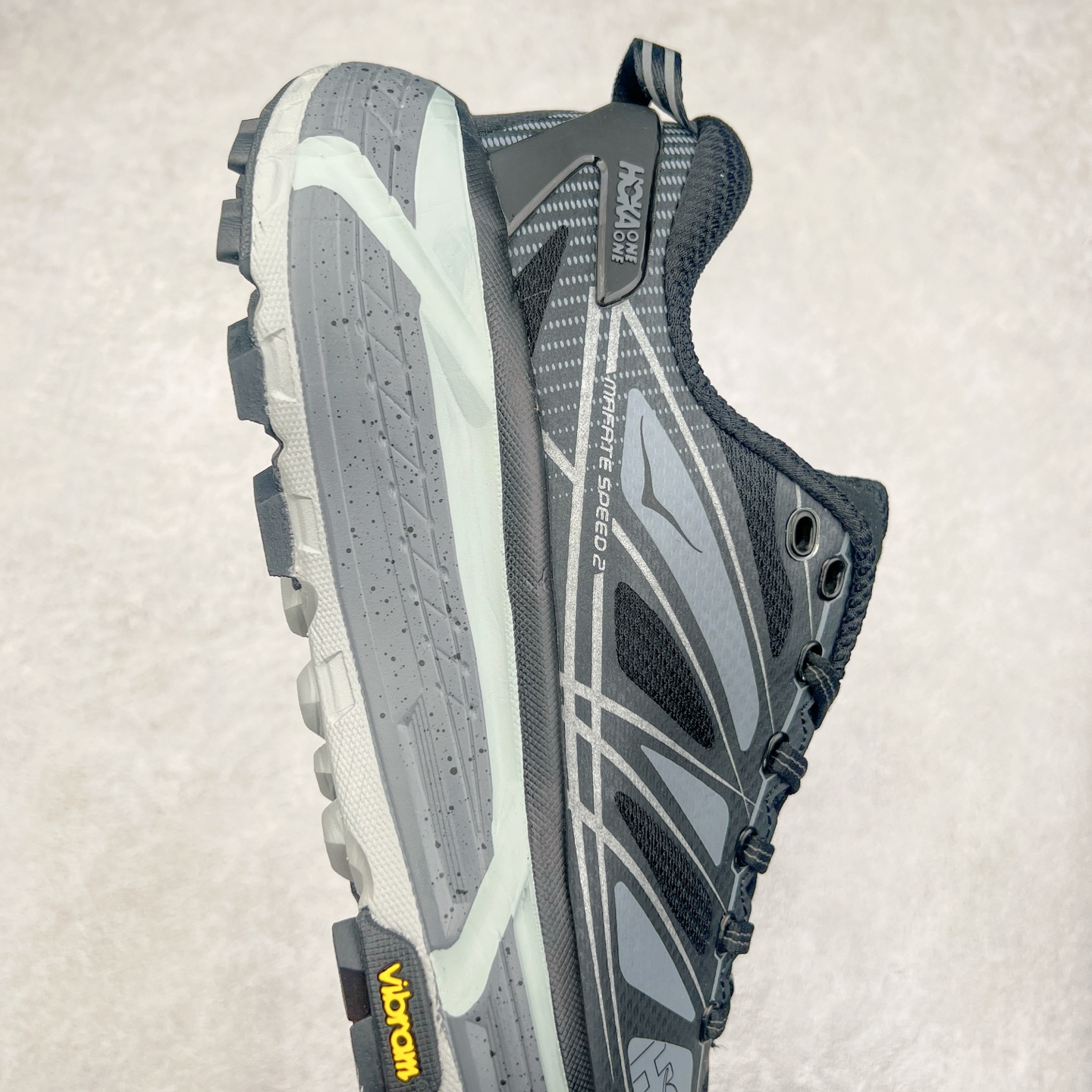 图片[6]-HOKA ONE ONE Mafate Speed 2 Low 玛法特2代系列低帮轻量户外越野休闲运动慢跑鞋 HOKA ONE ONE 最近推出了一个胶囊系列 Origin Story 这个系列里的 Mafate Speed 2 可以说让我日思夜想有一阵子了 最近终于拔草 让我来分享一下这双也是上脚赞到爆的越野跑鞋吧 以阿尔卑斯山脉作为主题将亮黄色与蓝色调覆盖在这经典轮廓之上 配色的呈现效果相当亮眼 以至于很多人买这个配色是用来日常搭配的 鞋面采用超轻的无缝架构 轻薄的TPU贴在透气的鞋面材料上 减轻重量同时也保证了支撑性 鞋底则采用滚动平衡技术 引导跑者回归自然步态 祖传的神奇EVA材质中底依旧是一如既往地表现优秀 能提供充足的缓震 作为HOKA家的越野跑鞋 VIBRAM 橡胶大底也是必不可少的 即便在复杂湿滑的地形 依旧能有良好的抓地力及稳定性 鞋带采用了弹性不易松脱的扁宽弹性鞋带 前掌与中掌部分也进行了加宽 也更加适合亚洲人的脚型 是一款十分全面且足够强悍的户外硬核越野鞋 而这双极其亮眼的越野跑鞋恰好又是在江山一百中参赛的UTMB冠军 Ludovic POMMERET 夺冠时穿着的战靴 这就让它变得更加有吸引力了 用来日常搭配的话短裤是基本不挑 长裤我个人推荐阔腿裤 工装裤以及各种长筒牛仔裤都可以 尺码：36 36.5 37.5 38 38.5 39 40 40.5 41 42 42.5 43 44 44.5 45-选品中心