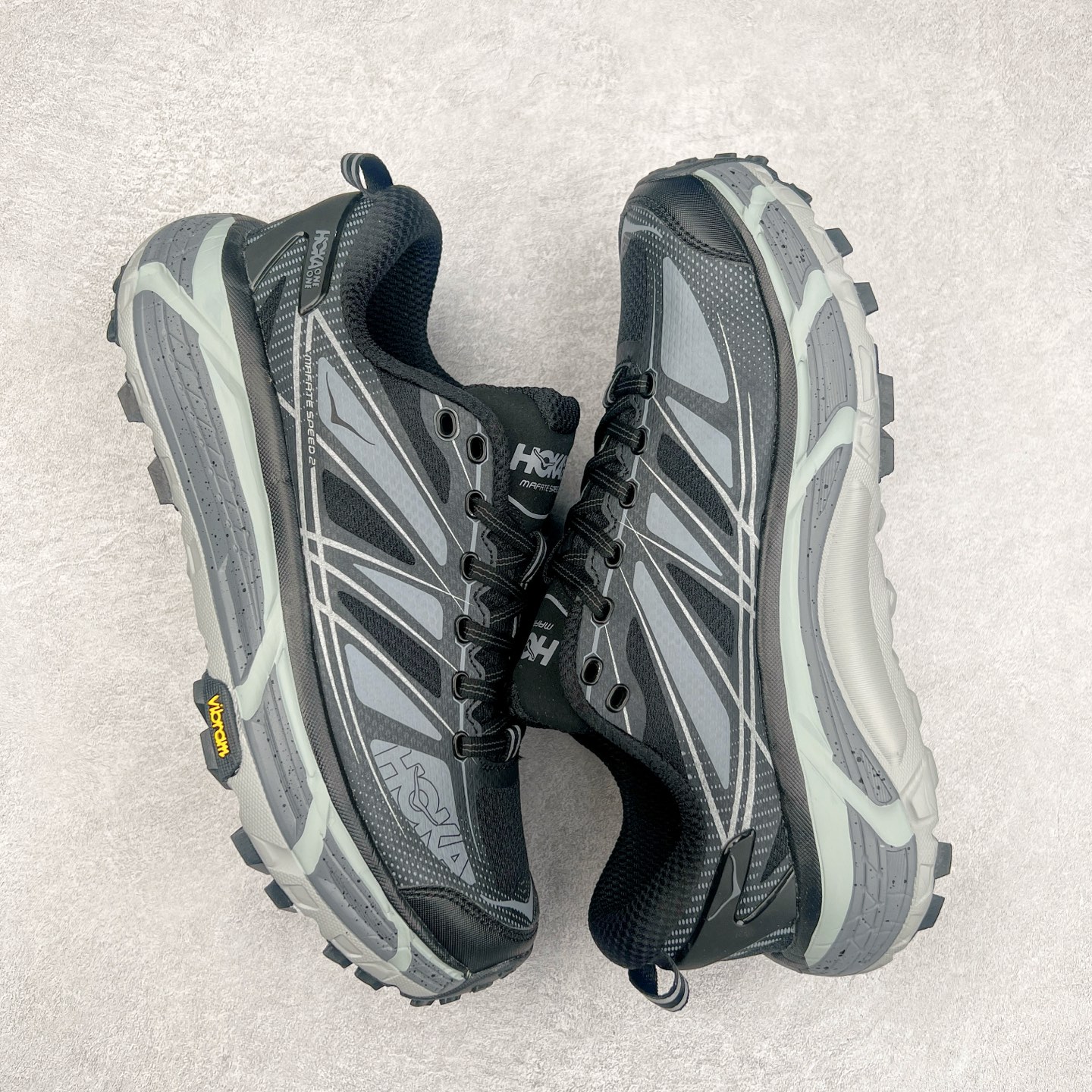 图片[3]-HOKA ONE ONE Mafate Speed 2 Low 玛法特2代系列低帮轻量户外越野休闲运动慢跑鞋 HOKA ONE ONE 最近推出了一个胶囊系列 Origin Story 这个系列里的 Mafate Speed 2 可以说让我日思夜想有一阵子了 最近终于拔草 让我来分享一下这双也是上脚赞到爆的越野跑鞋吧 以阿尔卑斯山脉作为主题将亮黄色与蓝色调覆盖在这经典轮廓之上 配色的呈现效果相当亮眼 以至于很多人买这个配色是用来日常搭配的 鞋面采用超轻的无缝架构 轻薄的TPU贴在透气的鞋面材料上 减轻重量同时也保证了支撑性 鞋底则采用滚动平衡技术 引导跑者回归自然步态 祖传的神奇EVA材质中底依旧是一如既往地表现优秀 能提供充足的缓震 作为HOKA家的越野跑鞋 VIBRAM 橡胶大底也是必不可少的 即便在复杂湿滑的地形 依旧能有良好的抓地力及稳定性 鞋带采用了弹性不易松脱的扁宽弹性鞋带 前掌与中掌部分也进行了加宽 也更加适合亚洲人的脚型 是一款十分全面且足够强悍的户外硬核越野鞋 而这双极其亮眼的越野跑鞋恰好又是在江山一百中参赛的UTMB冠军 Ludovic POMMERET 夺冠时穿着的战靴 这就让它变得更加有吸引力了 用来日常搭配的话短裤是基本不挑 长裤我个人推荐阔腿裤 工装裤以及各种长筒牛仔裤都可以 尺码：36 36.5 37.5 38 38.5 39 40 40.5 41 42 42.5 43 44 44.5 45-选品中心