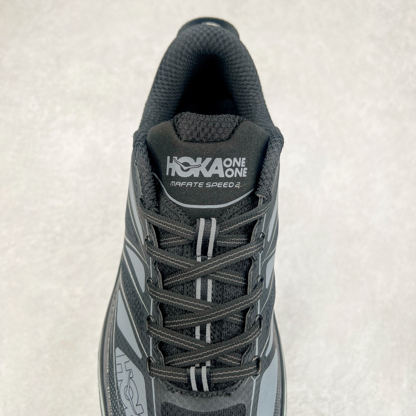 图片[5]-HOKA ONE ONE Mafate Speed 2 Low 玛法特2代系列低帮轻量户外越野休闲运动慢跑鞋 HOKA ONE ONE 最近推出了一个胶囊系列 Origin Story 这个系列里的 Mafate Speed 2 可以说让我日思夜想有一阵子了 最近终于拔草 让我来分享一下这双也是上脚赞到爆的越野跑鞋吧 以阿尔卑斯山脉作为主题将亮黄色与蓝色调覆盖在这经典轮廓之上 配色的呈现效果相当亮眼 以至于很多人买这个配色是用来日常搭配的 鞋面采用超轻的无缝架构 轻薄的TPU贴在透气的鞋面材料上 减轻重量同时也保证了支撑性 鞋底则采用滚动平衡技术 引导跑者回归自然步态 祖传的神奇EVA材质中底依旧是一如既往地表现优秀 能提供充足的缓震 作为HOKA家的越野跑鞋 VIBRAM 橡胶大底也是必不可少的 即便在复杂湿滑的地形 依旧能有良好的抓地力及稳定性 鞋带采用了弹性不易松脱的扁宽弹性鞋带 前掌与中掌部分也进行了加宽 也更加适合亚洲人的脚型 是一款十分全面且足够强悍的户外硬核越野鞋 而这双极其亮眼的越野跑鞋恰好又是在江山一百中参赛的UTMB冠军 Ludovic POMMERET 夺冠时穿着的战靴 这就让它变得更加有吸引力了 用来日常搭配的话短裤是基本不挑 长裤我个人推荐阔腿裤 工装裤以及各种长筒牛仔裤都可以 尺码：36 36.5 37.5 38 38.5 39 40 40.5 41 42 42.5 43 44 44.5 45-选品中心