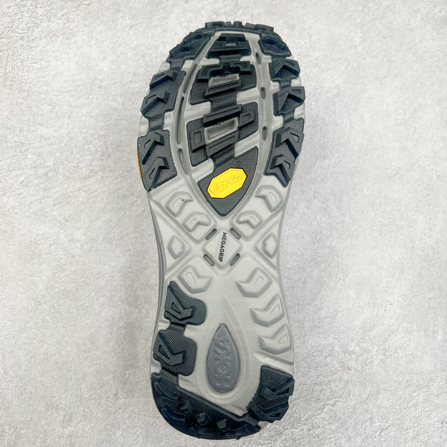 图片[9]-HOKA ONE ONE Mafate Speed 2 Low 玛法特2代系列低帮轻量户外越野休闲运动慢跑鞋 HOKA ONE ONE 最近推出了一个胶囊系列 Origin Story 这个系列里的 Mafate Speed 2 可以说让我日思夜想有一阵子了 最近终于拔草 让我来分享一下这双也是上脚赞到爆的越野跑鞋吧 以阿尔卑斯山脉作为主题将亮黄色与蓝色调覆盖在这经典轮廓之上 配色的呈现效果相当亮眼 以至于很多人买这个配色是用来日常搭配的 鞋面采用超轻的无缝架构 轻薄的TPU贴在透气的鞋面材料上 减轻重量同时也保证了支撑性 鞋底则采用滚动平衡技术 引导跑者回归自然步态 祖传的神奇EVA材质中底依旧是一如既往地表现优秀 能提供充足的缓震 作为HOKA家的越野跑鞋 VIBRAM 橡胶大底也是必不可少的 即便在复杂湿滑的地形 依旧能有良好的抓地力及稳定性 鞋带采用了弹性不易松脱的扁宽弹性鞋带 前掌与中掌部分也进行了加宽 也更加适合亚洲人的脚型 是一款十分全面且足够强悍的户外硬核越野鞋 而这双极其亮眼的越野跑鞋恰好又是在江山一百中参赛的UTMB冠军 Ludovic POMMERET 夺冠时穿着的战靴 这就让它变得更加有吸引力了 用来日常搭配的话短裤是基本不挑 长裤我个人推荐阔腿裤 工装裤以及各种长筒牛仔裤都可以 尺码：36 36.5 37.5 38 38.5 39 40 40.5 41 42 42.5 43 44 44.5 45-选品中心