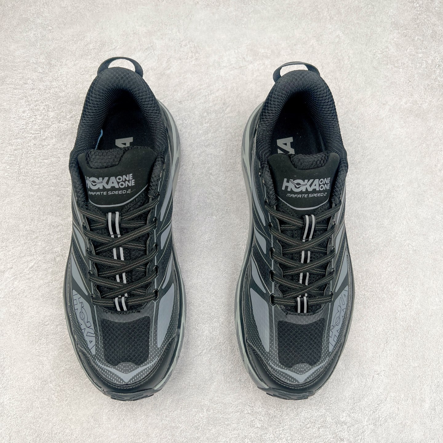 图片[2]-HOKA ONE ONE Mafate Speed 2 Low 玛法特2代系列低帮轻量户外越野休闲运动慢跑鞋 HOKA ONE ONE 最近推出了一个胶囊系列 Origin Story 这个系列里的 Mafate Speed 2 可以说让我日思夜想有一阵子了 最近终于拔草 让我来分享一下这双也是上脚赞到爆的越野跑鞋吧 以阿尔卑斯山脉作为主题将亮黄色与蓝色调覆盖在这经典轮廓之上 配色的呈现效果相当亮眼 以至于很多人买这个配色是用来日常搭配的 鞋面采用超轻的无缝架构 轻薄的TPU贴在透气的鞋面材料上 减轻重量同时也保证了支撑性 鞋底则采用滚动平衡技术 引导跑者回归自然步态 祖传的神奇EVA材质中底依旧是一如既往地表现优秀 能提供充足的缓震 作为HOKA家的越野跑鞋 VIBRAM 橡胶大底也是必不可少的 即便在复杂湿滑的地形 依旧能有良好的抓地力及稳定性 鞋带采用了弹性不易松脱的扁宽弹性鞋带 前掌与中掌部分也进行了加宽 也更加适合亚洲人的脚型 是一款十分全面且足够强悍的户外硬核越野鞋 而这双极其亮眼的越野跑鞋恰好又是在江山一百中参赛的UTMB冠军 Ludovic POMMERET 夺冠时穿着的战靴 这就让它变得更加有吸引力了 用来日常搭配的话短裤是基本不挑 长裤我个人推荐阔腿裤 工装裤以及各种长筒牛仔裤都可以 尺码：36 36.5 37.5 38 38.5 39 40 40.5 41 42 42.5 43 44 44.5 45-选品中心