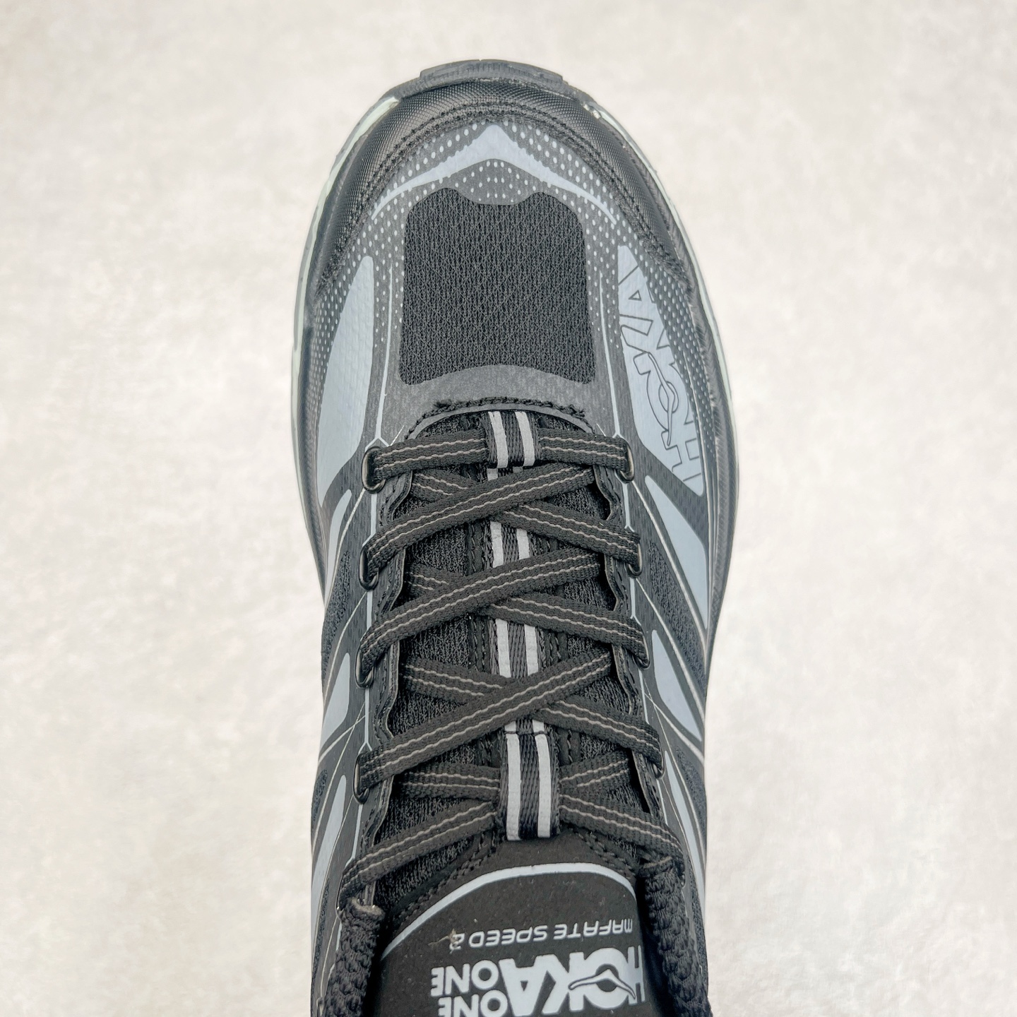 图片[4]-HOKA ONE ONE Mafate Speed 2 Low 玛法特2代系列低帮轻量户外越野休闲运动慢跑鞋 HOKA ONE ONE 最近推出了一个胶囊系列 Origin Story 这个系列里的 Mafate Speed 2 可以说让我日思夜想有一阵子了 最近终于拔草 让我来分享一下这双也是上脚赞到爆的越野跑鞋吧 以阿尔卑斯山脉作为主题将亮黄色与蓝色调覆盖在这经典轮廓之上 配色的呈现效果相当亮眼 以至于很多人买这个配色是用来日常搭配的 鞋面采用超轻的无缝架构 轻薄的TPU贴在透气的鞋面材料上 减轻重量同时也保证了支撑性 鞋底则采用滚动平衡技术 引导跑者回归自然步态 祖传的神奇EVA材质中底依旧是一如既往地表现优秀 能提供充足的缓震 作为HOKA家的越野跑鞋 VIBRAM 橡胶大底也是必不可少的 即便在复杂湿滑的地形 依旧能有良好的抓地力及稳定性 鞋带采用了弹性不易松脱的扁宽弹性鞋带 前掌与中掌部分也进行了加宽 也更加适合亚洲人的脚型 是一款十分全面且足够强悍的户外硬核越野鞋 而这双极其亮眼的越野跑鞋恰好又是在江山一百中参赛的UTMB冠军 Ludovic POMMERET 夺冠时穿着的战靴 这就让它变得更加有吸引力了 用来日常搭配的话短裤是基本不挑 长裤我个人推荐阔腿裤 工装裤以及各种长筒牛仔裤都可以 尺码：36 36.5 37.5 38 38.5 39 40 40.5 41 42 42.5 43 44 44.5 45-选品中心