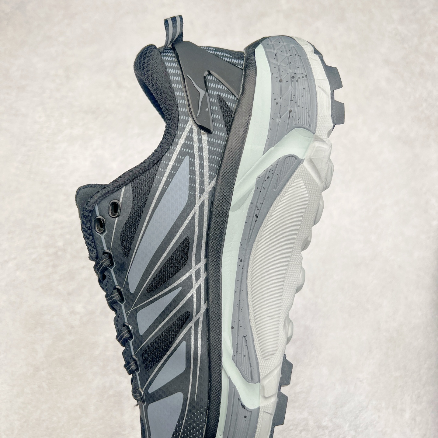 图片[7]-HOKA ONE ONE Mafate Speed 2 Low 玛法特2代系列低帮轻量户外越野休闲运动慢跑鞋 HOKA ONE ONE 最近推出了一个胶囊系列 Origin Story 这个系列里的 Mafate Speed 2 可以说让我日思夜想有一阵子了 最近终于拔草 让我来分享一下这双也是上脚赞到爆的越野跑鞋吧 以阿尔卑斯山脉作为主题将亮黄色与蓝色调覆盖在这经典轮廓之上 配色的呈现效果相当亮眼 以至于很多人买这个配色是用来日常搭配的 鞋面采用超轻的无缝架构 轻薄的TPU贴在透气的鞋面材料上 减轻重量同时也保证了支撑性 鞋底则采用滚动平衡技术 引导跑者回归自然步态 祖传的神奇EVA材质中底依旧是一如既往地表现优秀 能提供充足的缓震 作为HOKA家的越野跑鞋 VIBRAM 橡胶大底也是必不可少的 即便在复杂湿滑的地形 依旧能有良好的抓地力及稳定性 鞋带采用了弹性不易松脱的扁宽弹性鞋带 前掌与中掌部分也进行了加宽 也更加适合亚洲人的脚型 是一款十分全面且足够强悍的户外硬核越野鞋 而这双极其亮眼的越野跑鞋恰好又是在江山一百中参赛的UTMB冠军 Ludovic POMMERET 夺冠时穿着的战靴 这就让它变得更加有吸引力了 用来日常搭配的话短裤是基本不挑 长裤我个人推荐阔腿裤 工装裤以及各种长筒牛仔裤都可以 尺码：36 36.5 37.5 38 38.5 39 40 40.5 41 42 42.5 43 44 44.5 45-选品中心