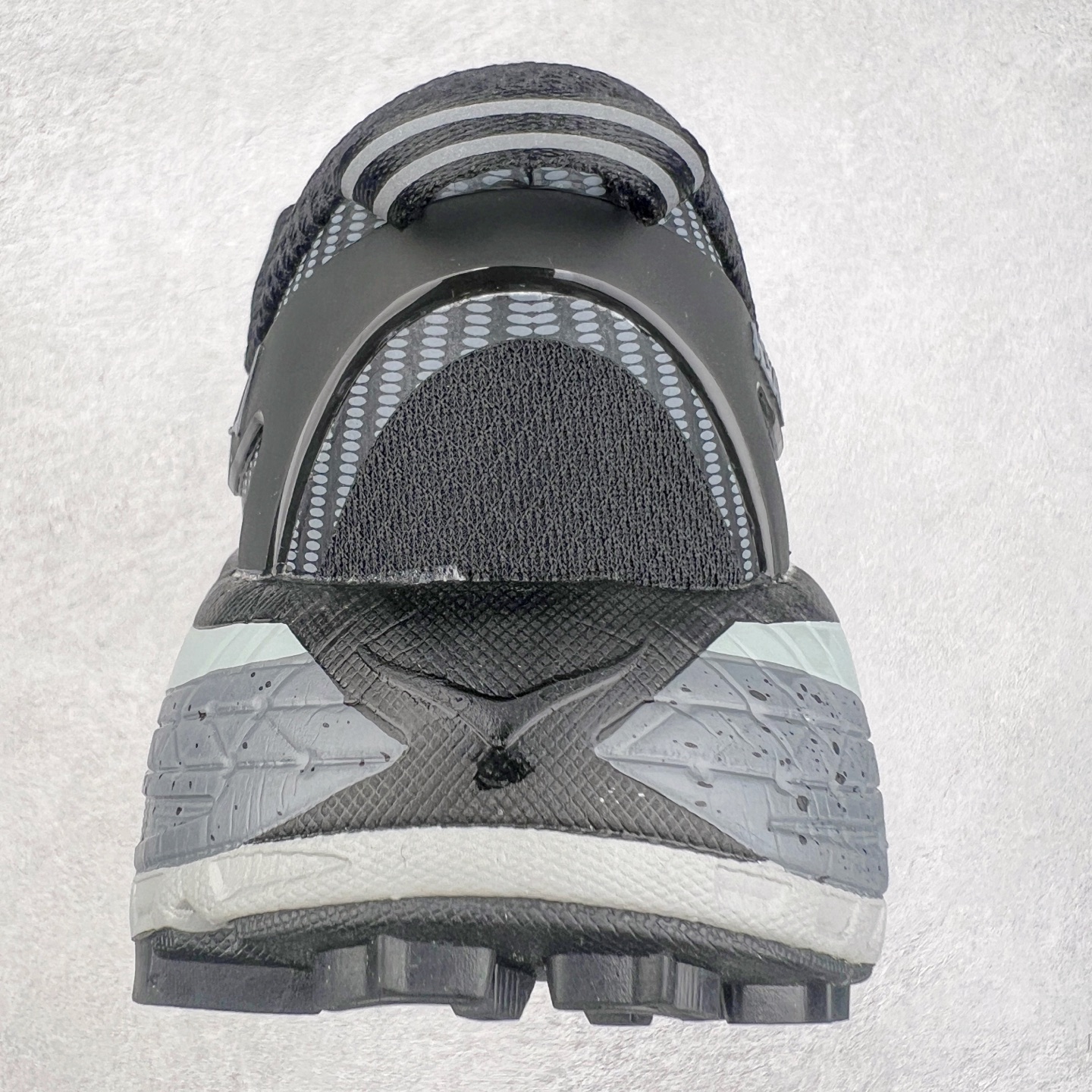 图片[8]-HOKA ONE ONE Mafate Speed 2 Low 玛法特2代系列低帮轻量户外越野休闲运动慢跑鞋 HOKA ONE ONE 最近推出了一个胶囊系列 Origin Story 这个系列里的 Mafate Speed 2 可以说让我日思夜想有一阵子了 最近终于拔草 让我来分享一下这双也是上脚赞到爆的越野跑鞋吧 以阿尔卑斯山脉作为主题将亮黄色与蓝色调覆盖在这经典轮廓之上 配色的呈现效果相当亮眼 以至于很多人买这个配色是用来日常搭配的 鞋面采用超轻的无缝架构 轻薄的TPU贴在透气的鞋面材料上 减轻重量同时也保证了支撑性 鞋底则采用滚动平衡技术 引导跑者回归自然步态 祖传的神奇EVA材质中底依旧是一如既往地表现优秀 能提供充足的缓震 作为HOKA家的越野跑鞋 VIBRAM 橡胶大底也是必不可少的 即便在复杂湿滑的地形 依旧能有良好的抓地力及稳定性 鞋带采用了弹性不易松脱的扁宽弹性鞋带 前掌与中掌部分也进行了加宽 也更加适合亚洲人的脚型 是一款十分全面且足够强悍的户外硬核越野鞋 而这双极其亮眼的越野跑鞋恰好又是在江山一百中参赛的UTMB冠军 Ludovic POMMERET 夺冠时穿着的战靴 这就让它变得更加有吸引力了 用来日常搭配的话短裤是基本不挑 长裤我个人推荐阔腿裤 工装裤以及各种长筒牛仔裤都可以 尺码：36 36.5 37.5 38 38.5 39 40 40.5 41 42 42.5 43 44 44.5 45-选品中心