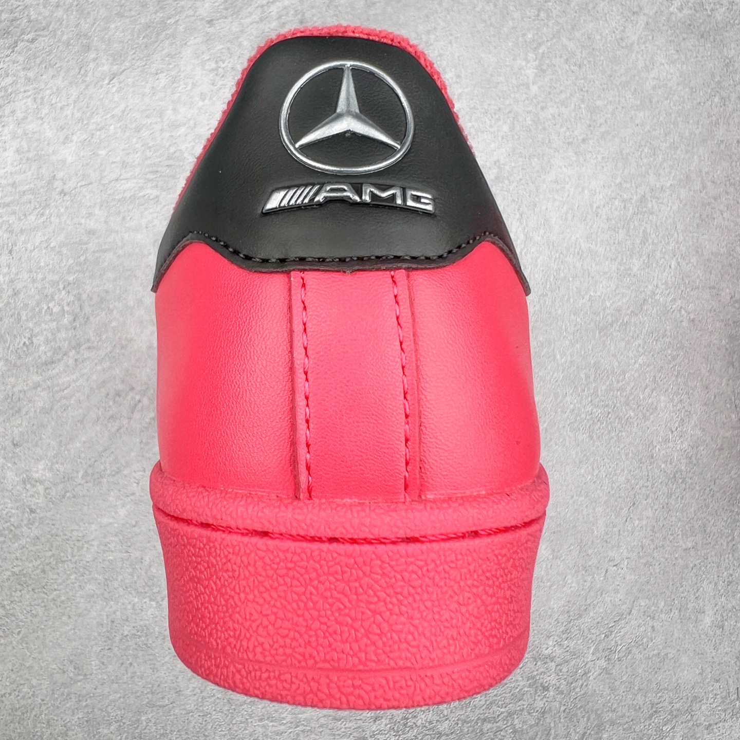 图片[8]-AD Originals Superstar 经典复古贝壳头板鞋 AG1899 诞生于1969年 是第一双将全皮面鞋 身与橡胶鞋头结合在一起的低帮篮球鞋 Superstar最开始 是作为高帮篮球鞋Pro Model的低帮版本而出现的 但因为其独特和醒目的橡胶鞋头造型而让大家熟知 被大家形象地称为\\\”shelltoe\\\”贝壳头 在70年代的美国职业篮球场上 接近3/4的NBA球员都将这双Superstar作为场上用鞋 80年代之后 经过不断的改良和发展 Superstar逐渐成为横跨时装、音乐、街头文化、休闲和运动等各大领域的时尚潮鞋 尺码：36 36.5 37 38 38.5 39 40 40.5 41 42 42.5 43 44 44.5 45-选品中心